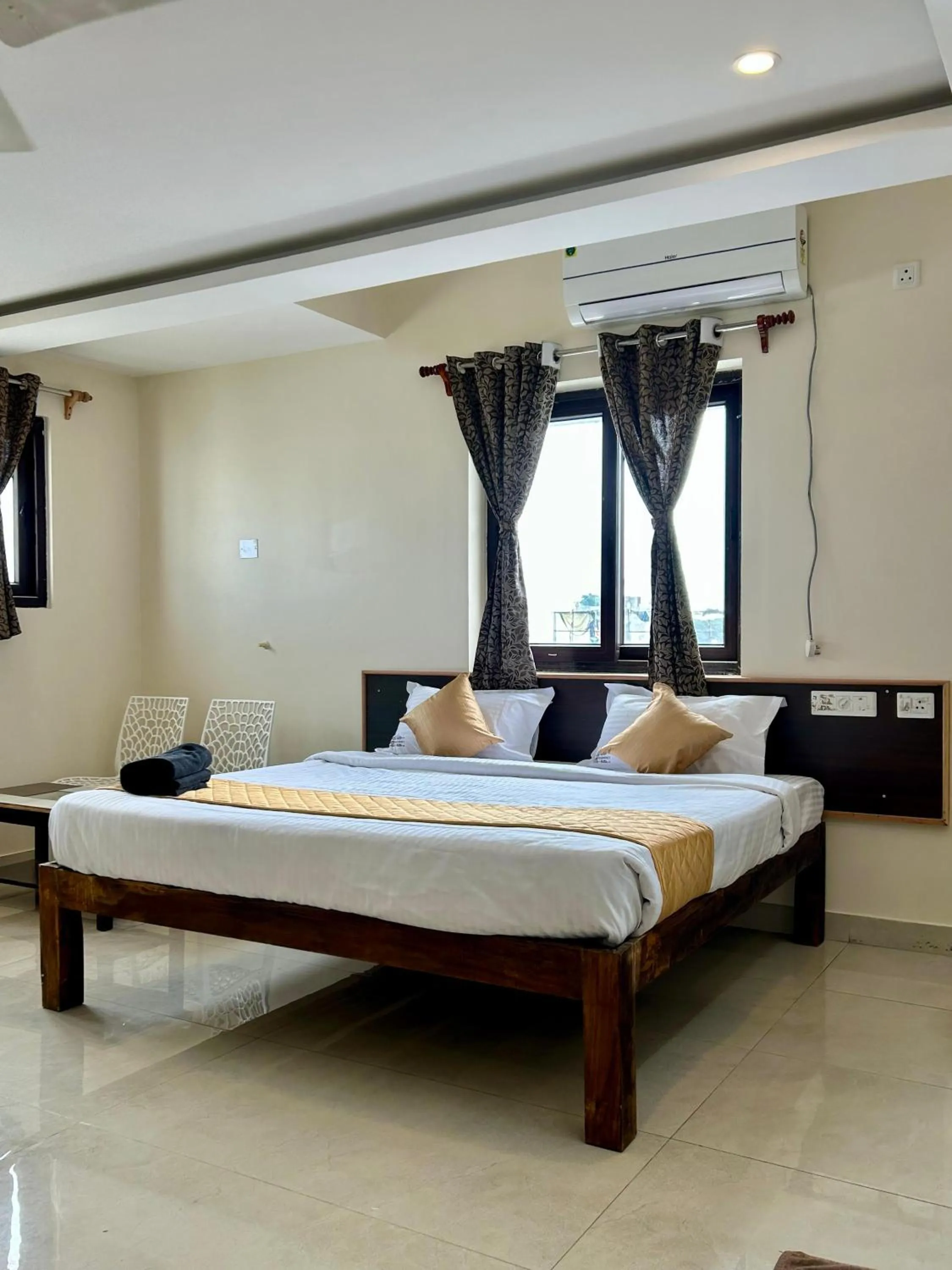 Bed in Sri Saai Surguru Residency
