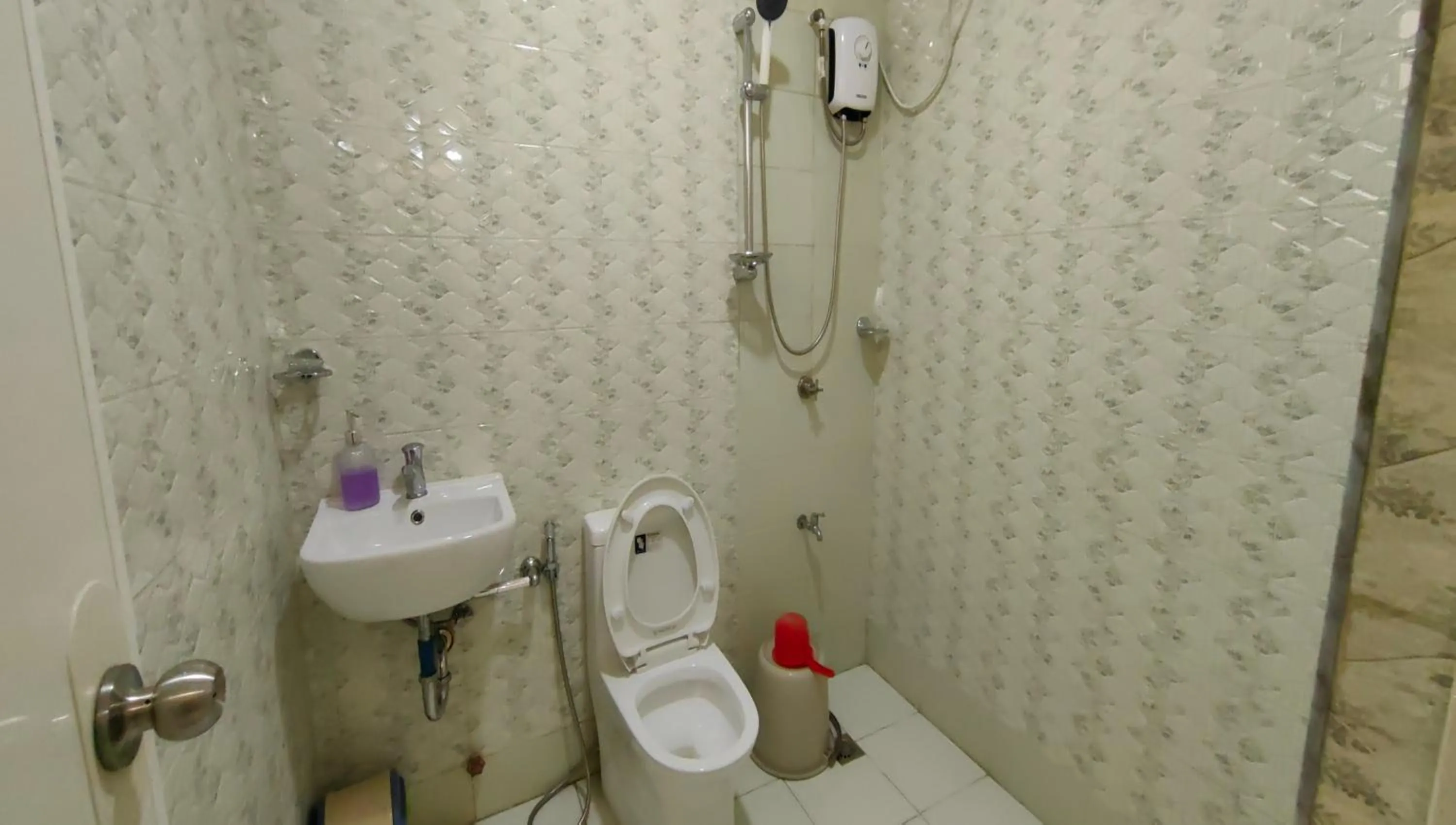 Toilet in Pring Pension House Puerto Princesa