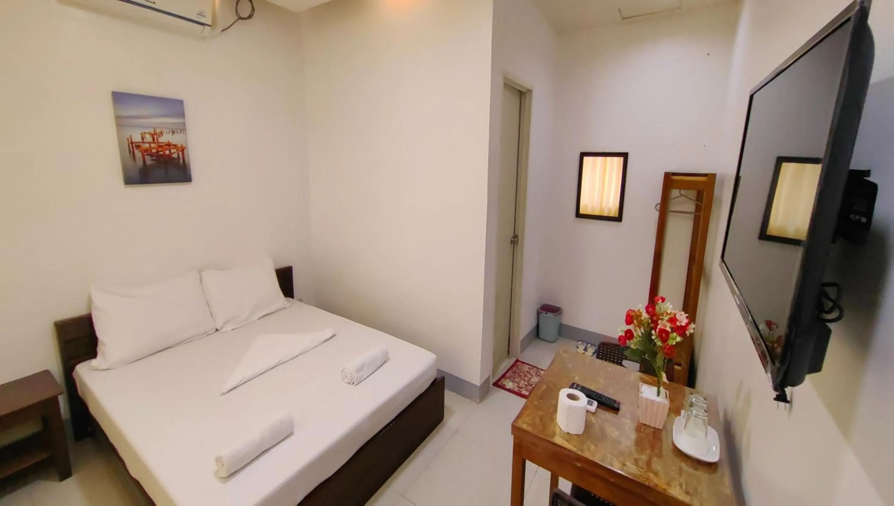 Photo of the whole room, Bed in Pring Pension House Puerto Princesa