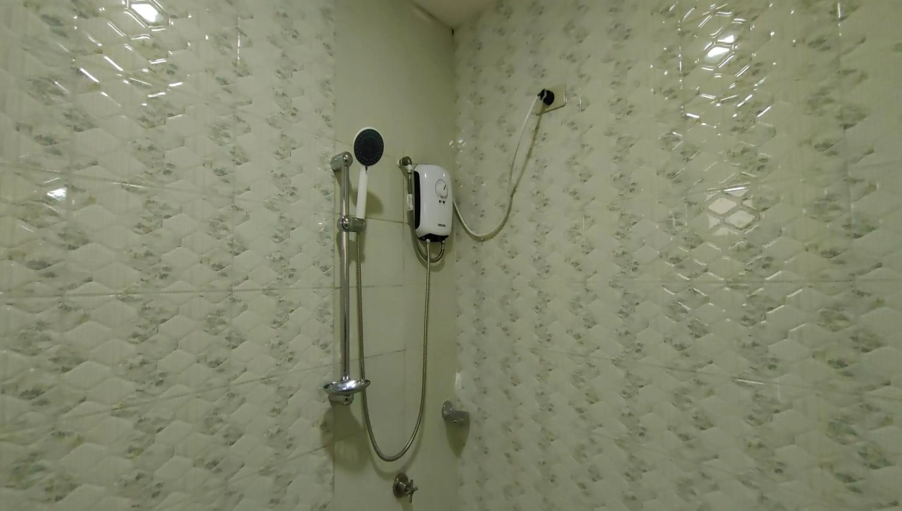 Shower in Pring Pension House Puerto Princesa