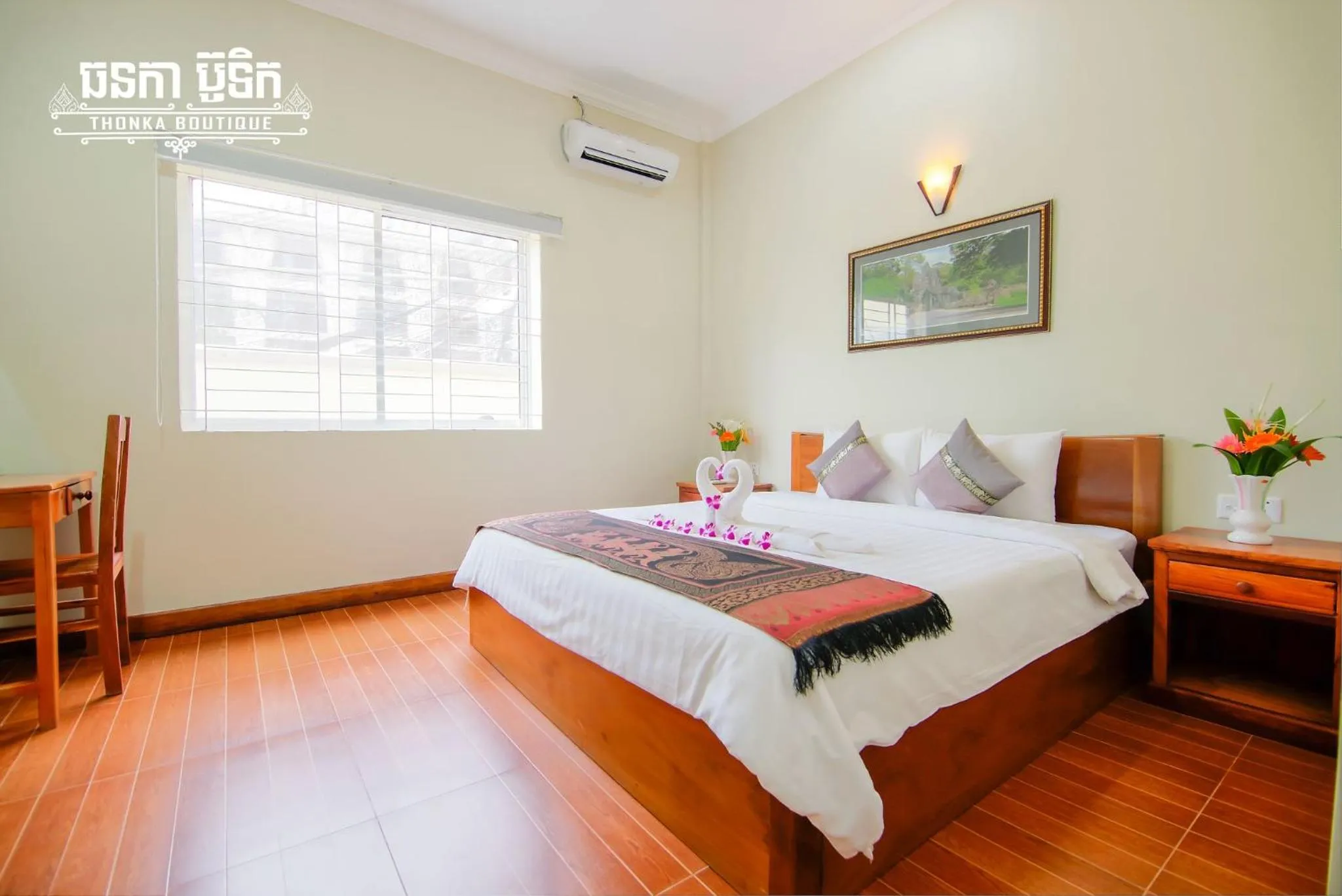 Photo of the whole room, Bed in Thonka Boutique