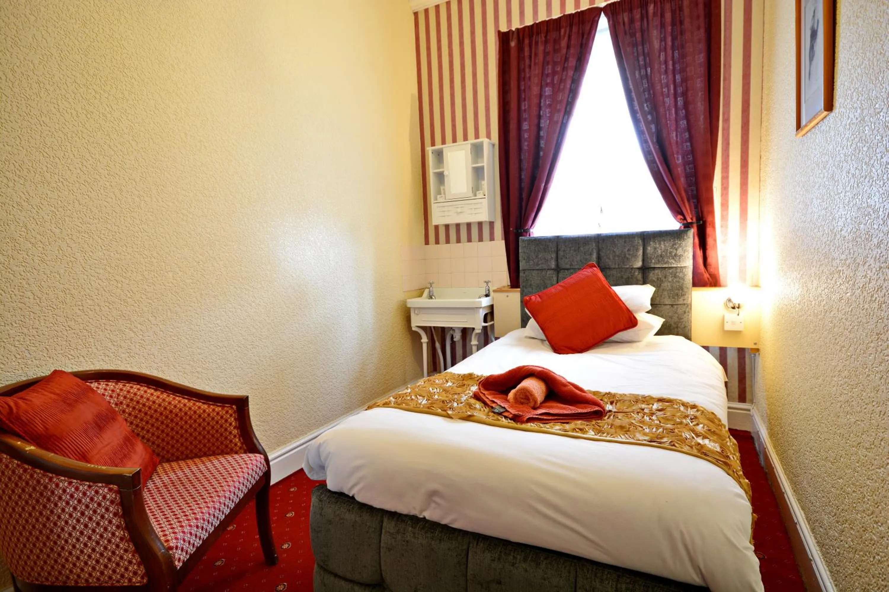 Bed in The Derby Hotel