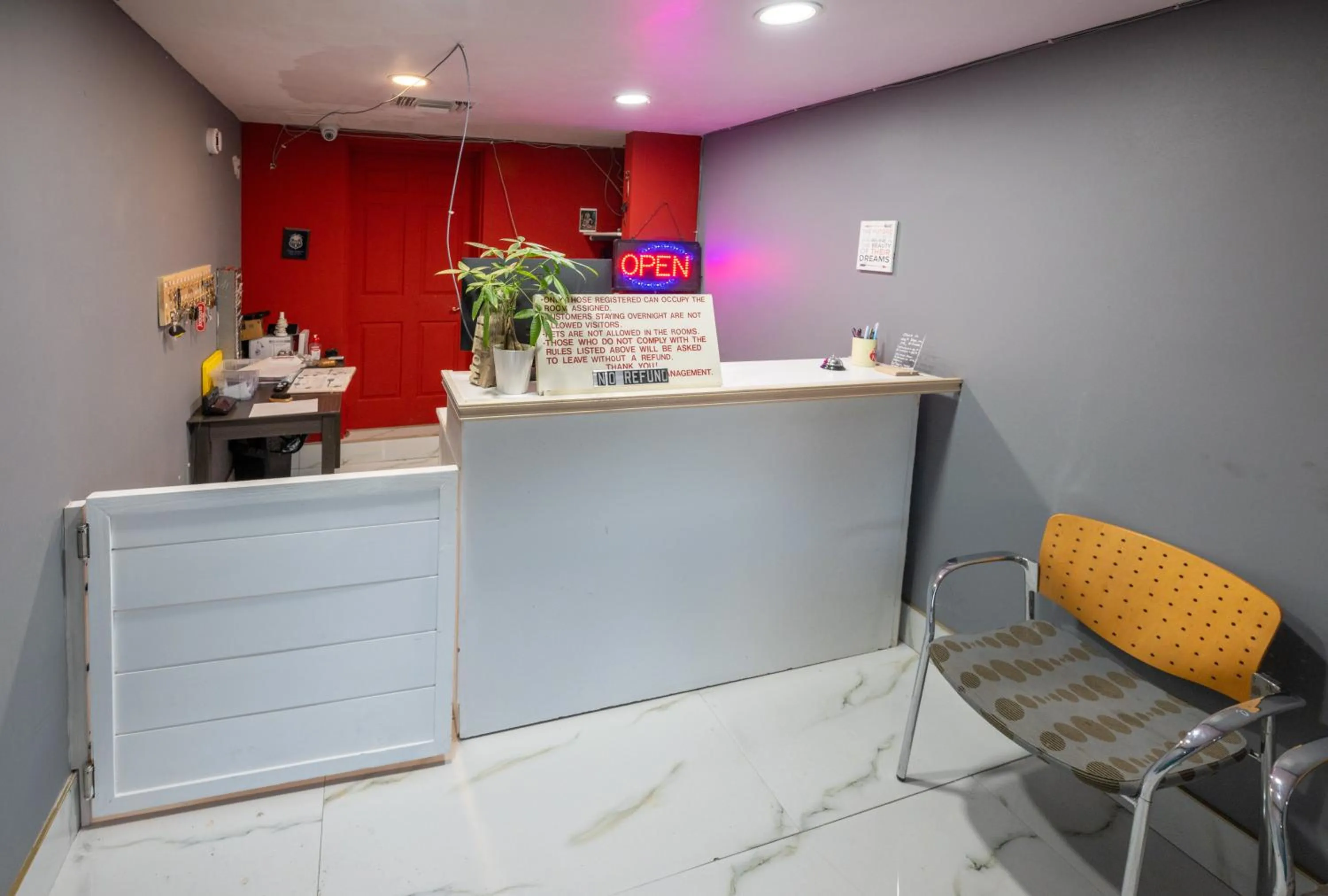 Lobby or reception in Motel 7 By OYO Near Phoenix Airport