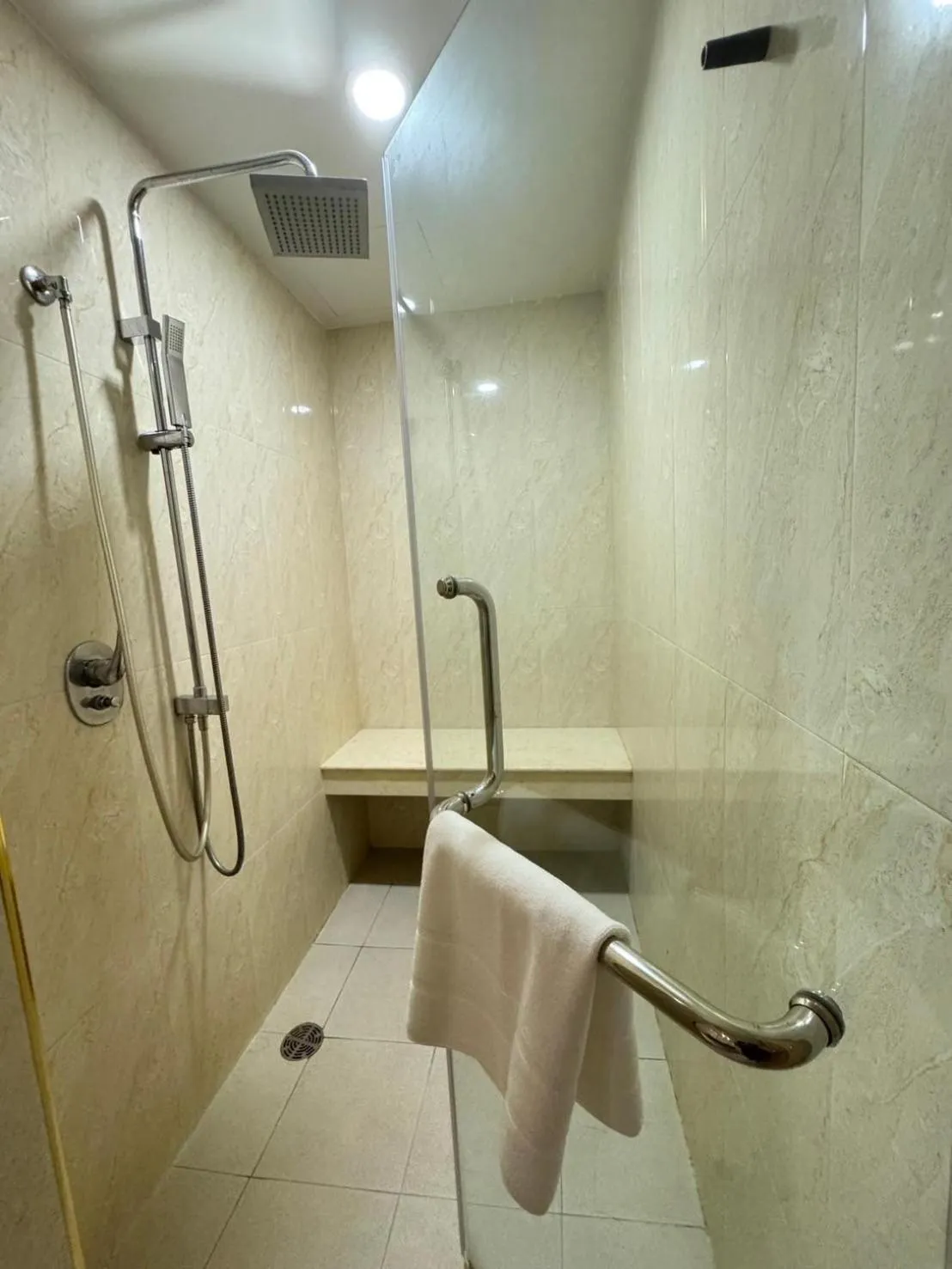 Shower in iCheck inn Thapra