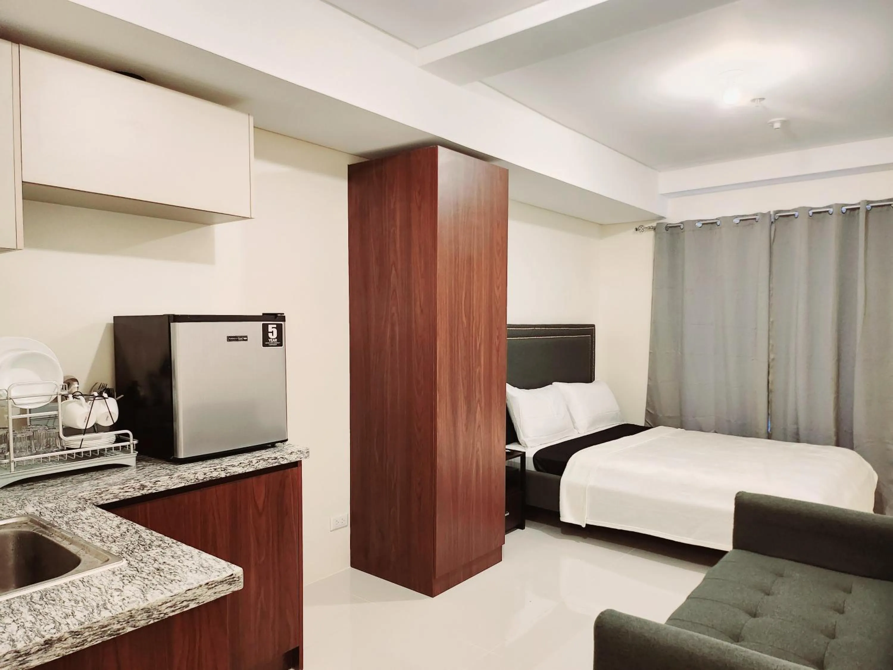 Kitchen or kitchenette, Bed in Selendra-Baguio City Suites