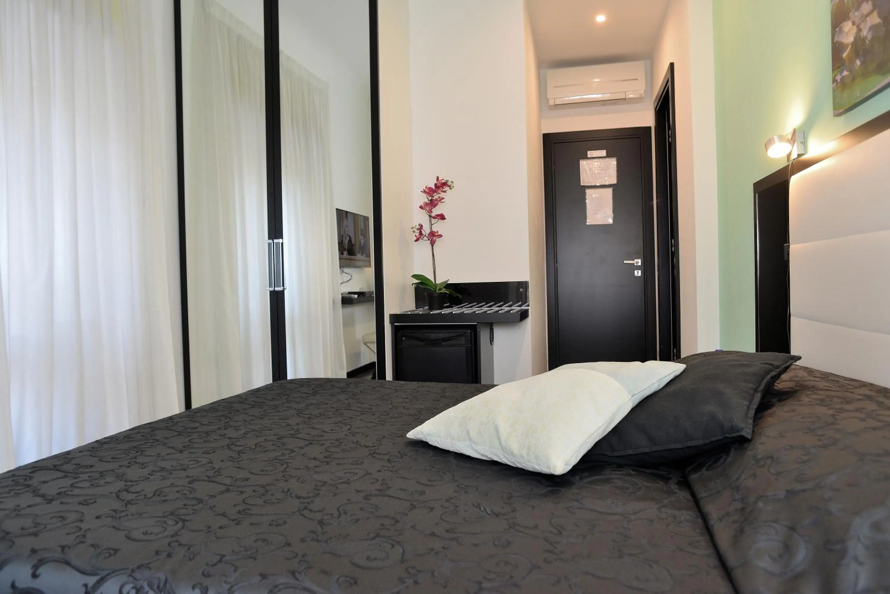 Photo of the whole room, Bed in Capital Suite