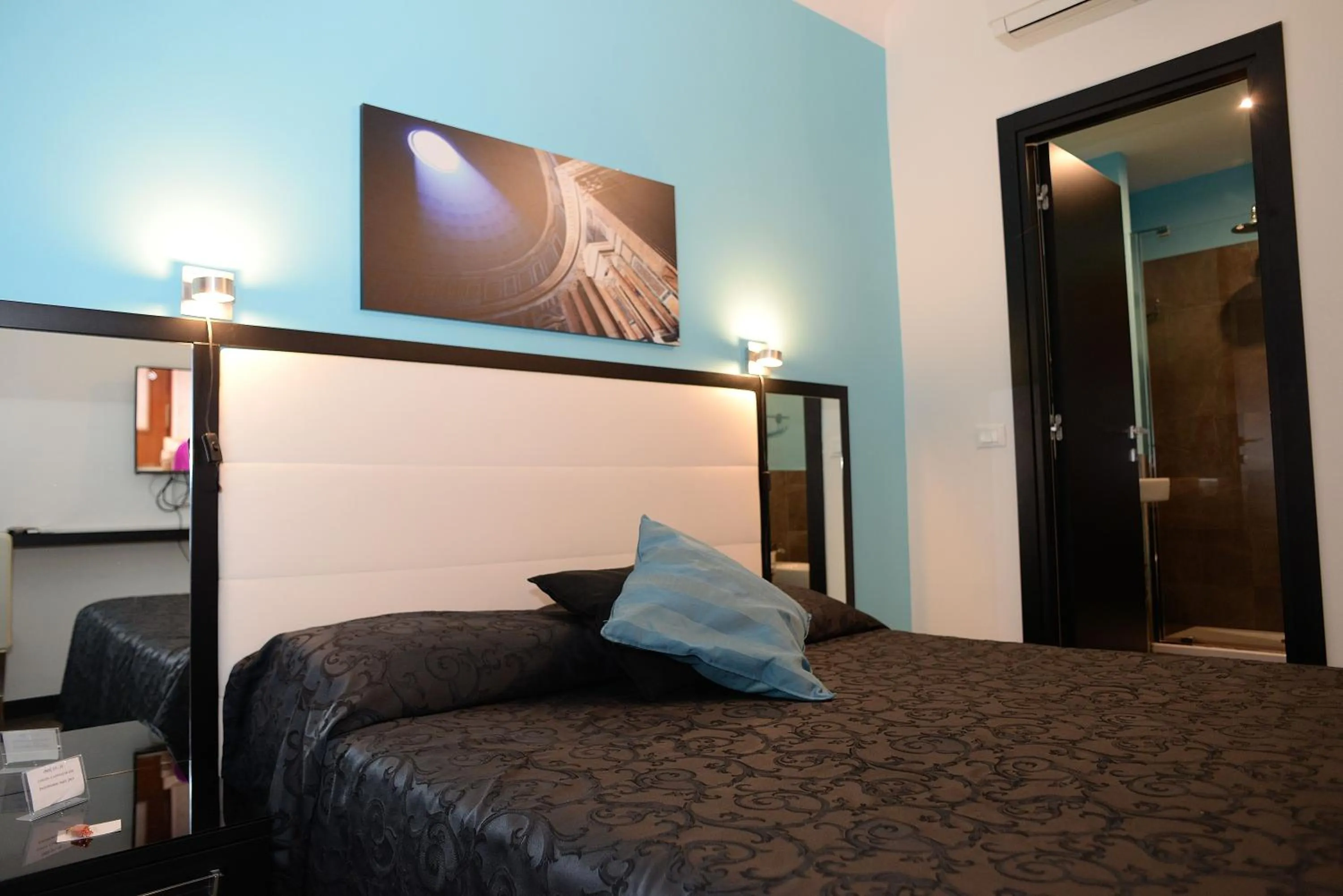 Photo of the whole room, Bed in Capital Suite