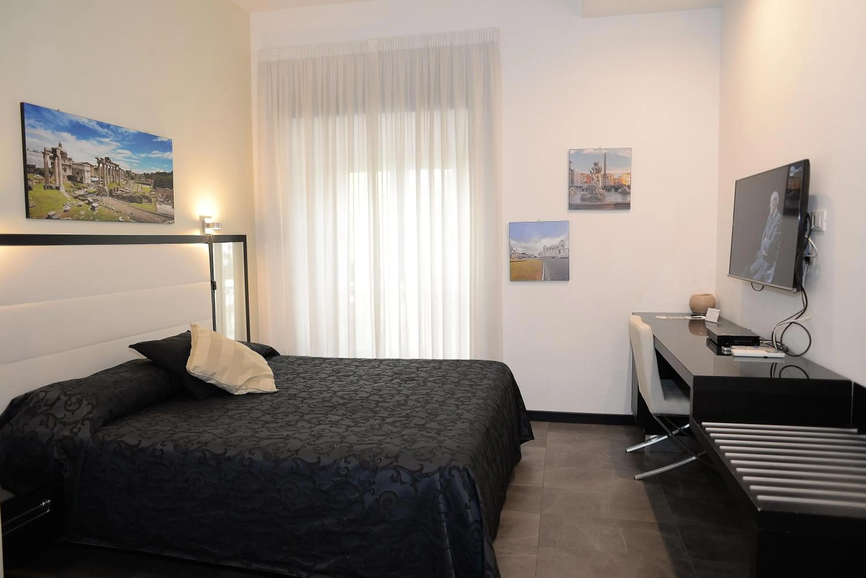 Photo of the whole room, Bed in Capital Suite