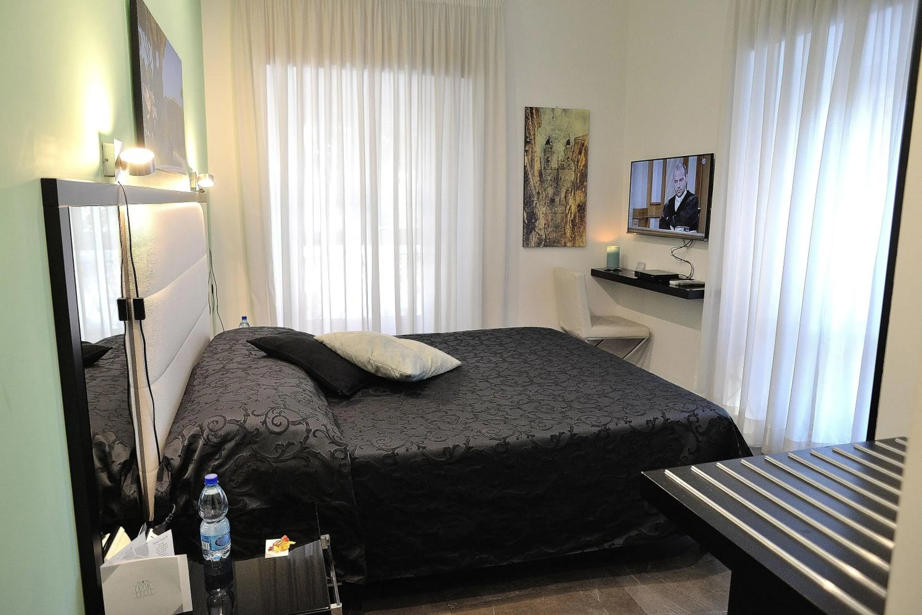 Photo of the whole room, Bed in Capital Suite