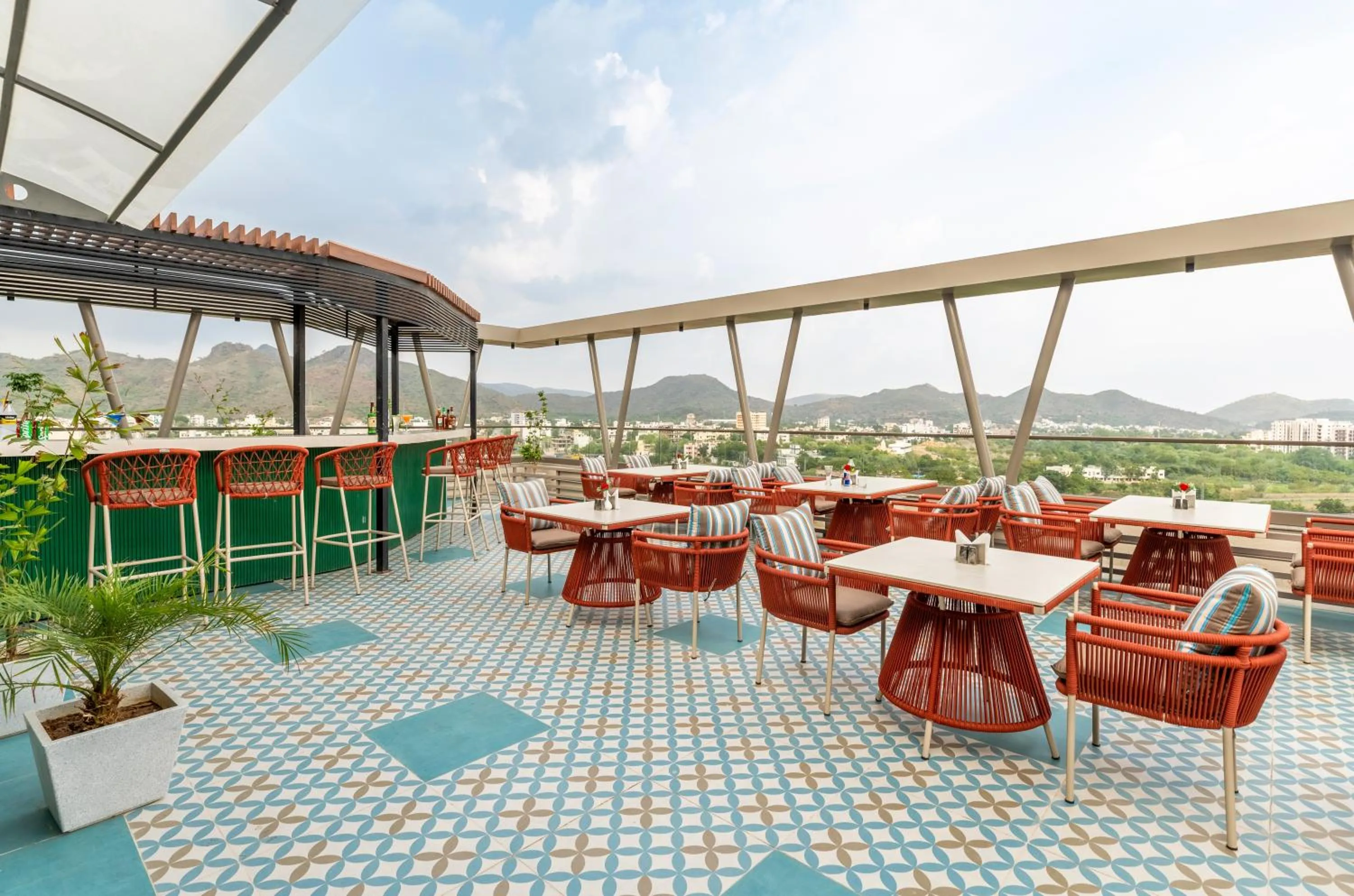 Lounge or bar in The Paradise Bliss - A Luxury Hotel & Spa in Udaipur