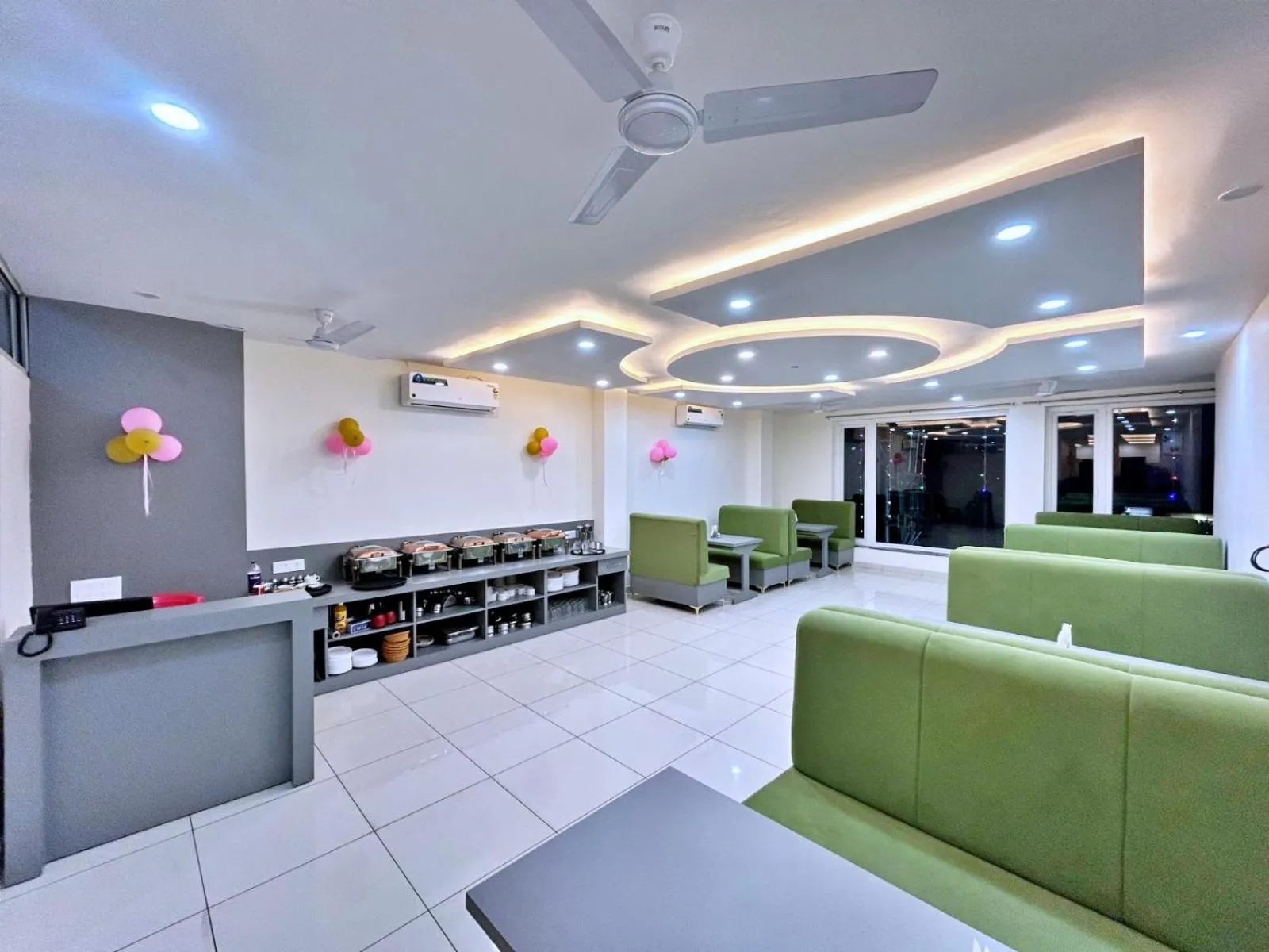 Restaurant/places to eat in Hotel The Katra Avenue