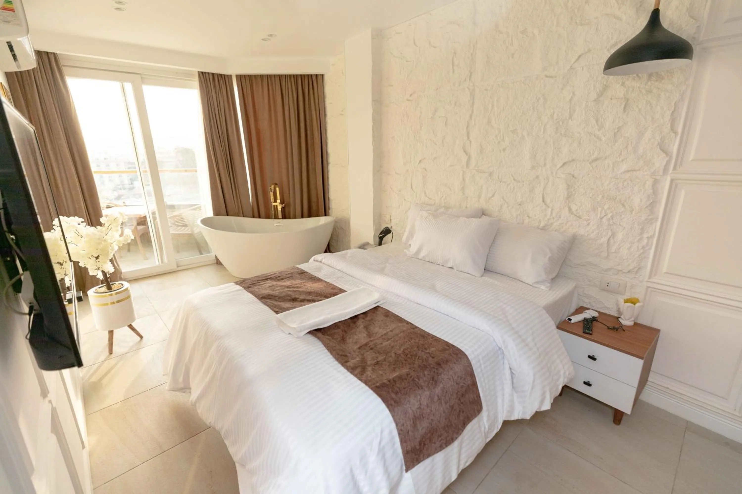 Bed in Eyes Of Egypt Pyramids View Boutique Hotel