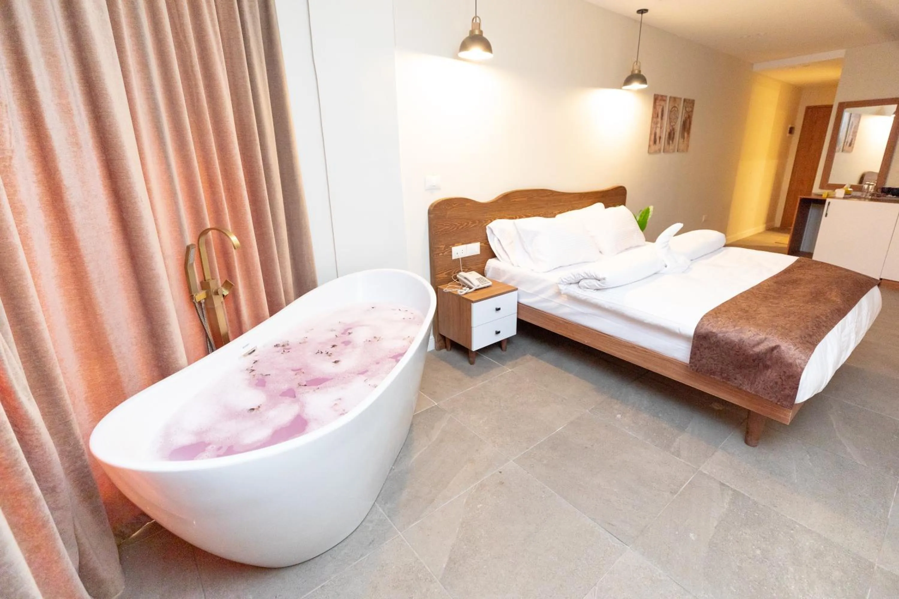 Hot Tub, Bed in Eyes Of Egypt Pyramids View Boutique Hotel