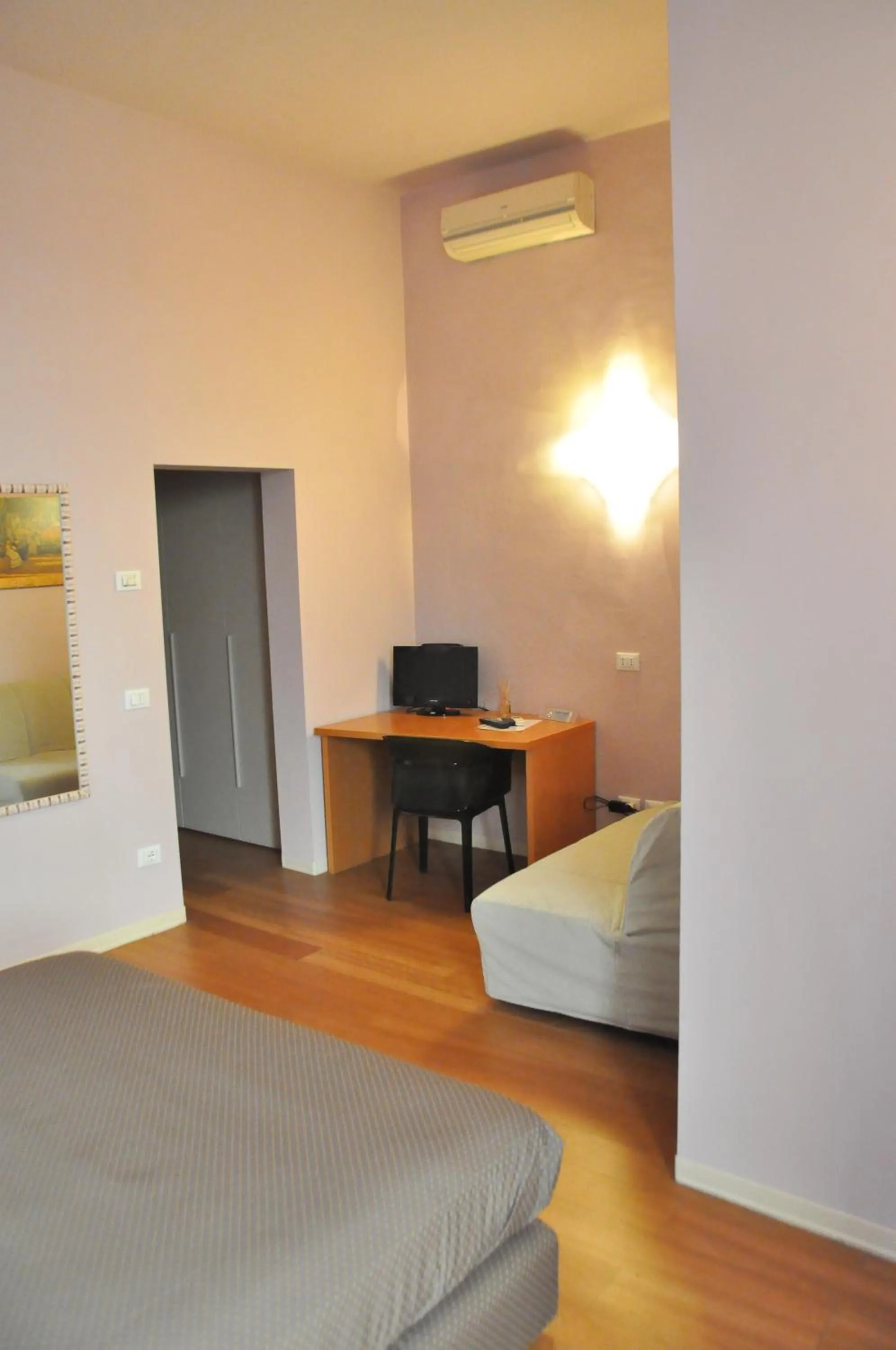 Seating area, Bed in B&B Al Canto del Cavour