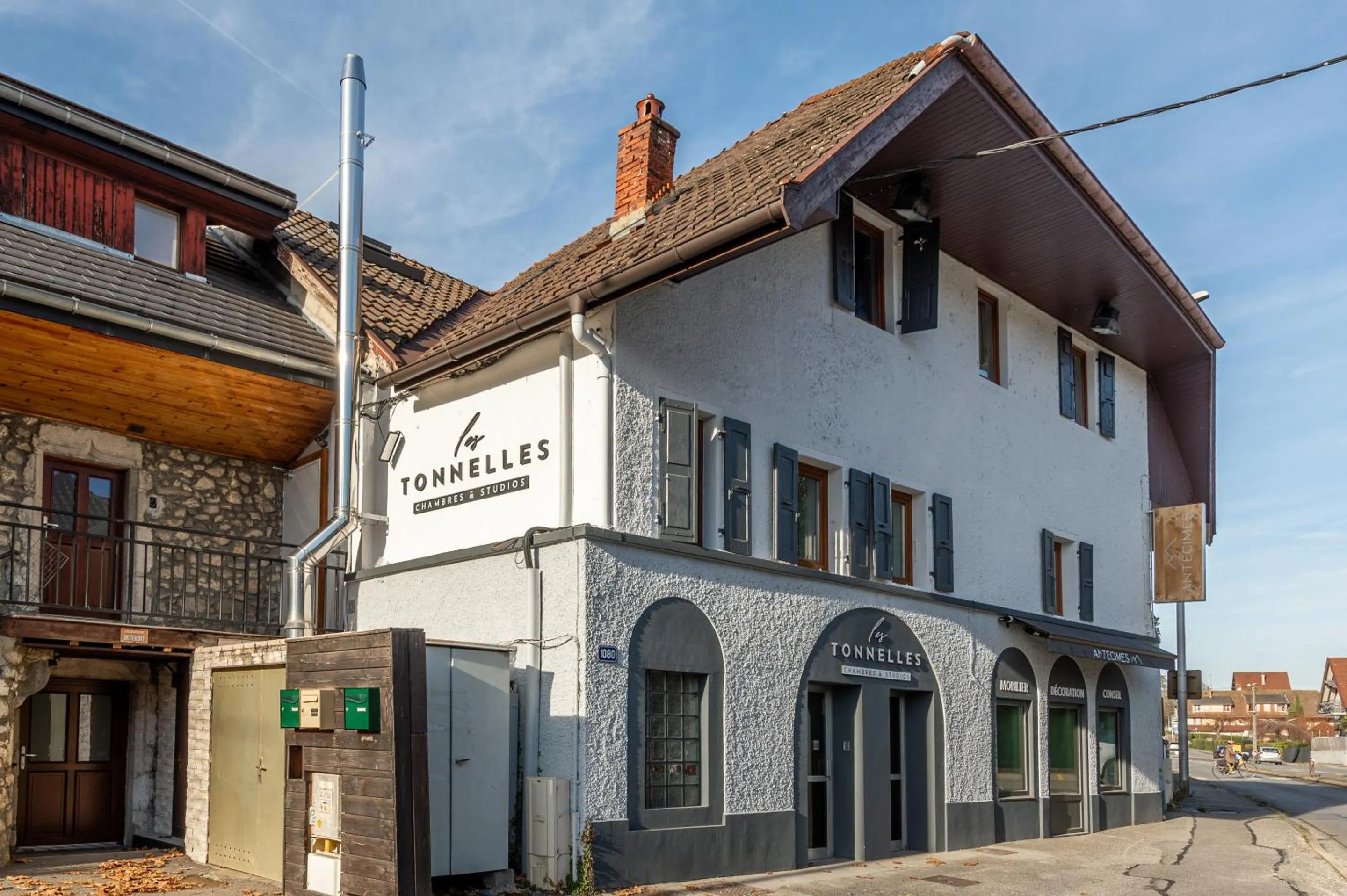 Property building in Les Tonnelles