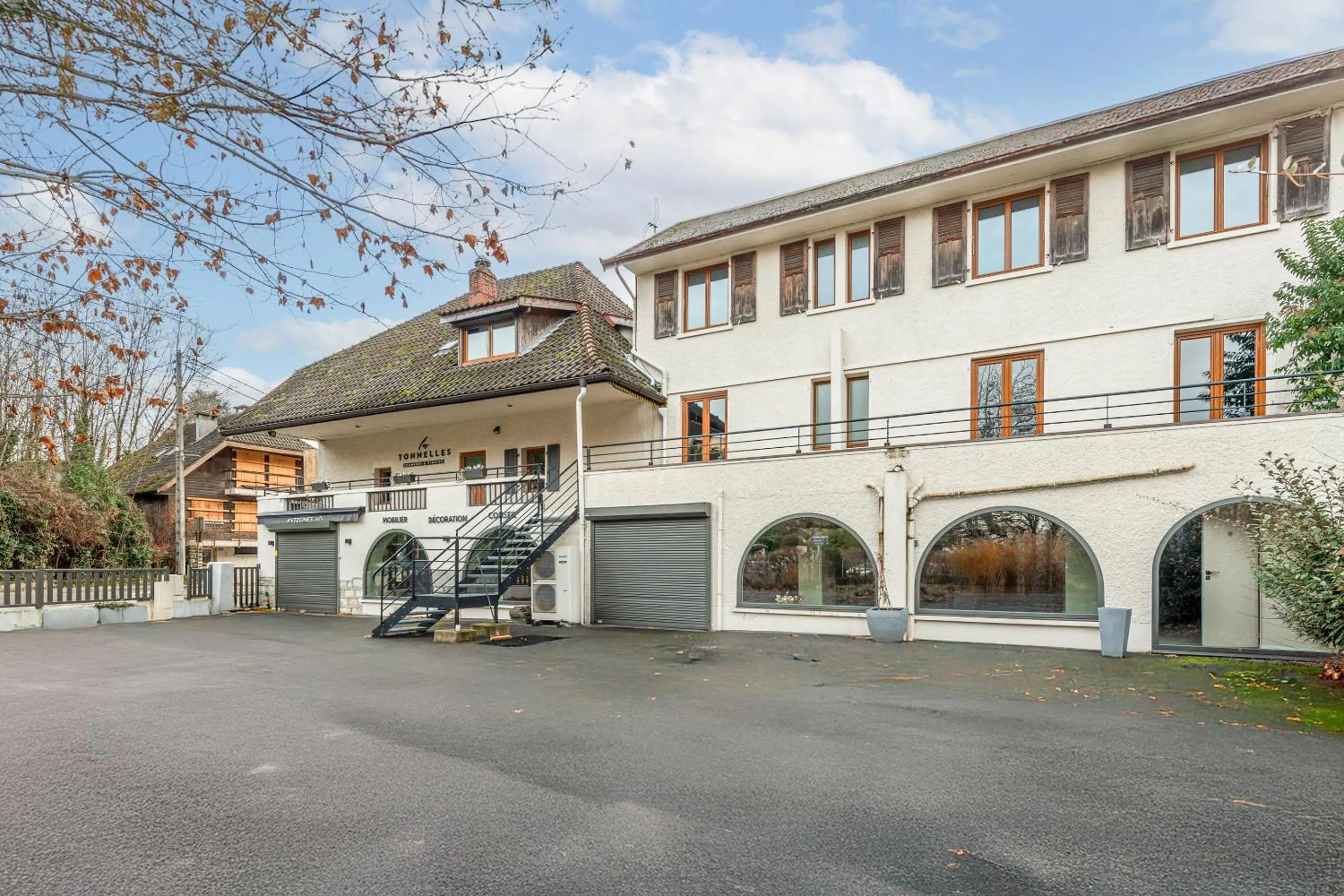 Property building in Les Tonnelles