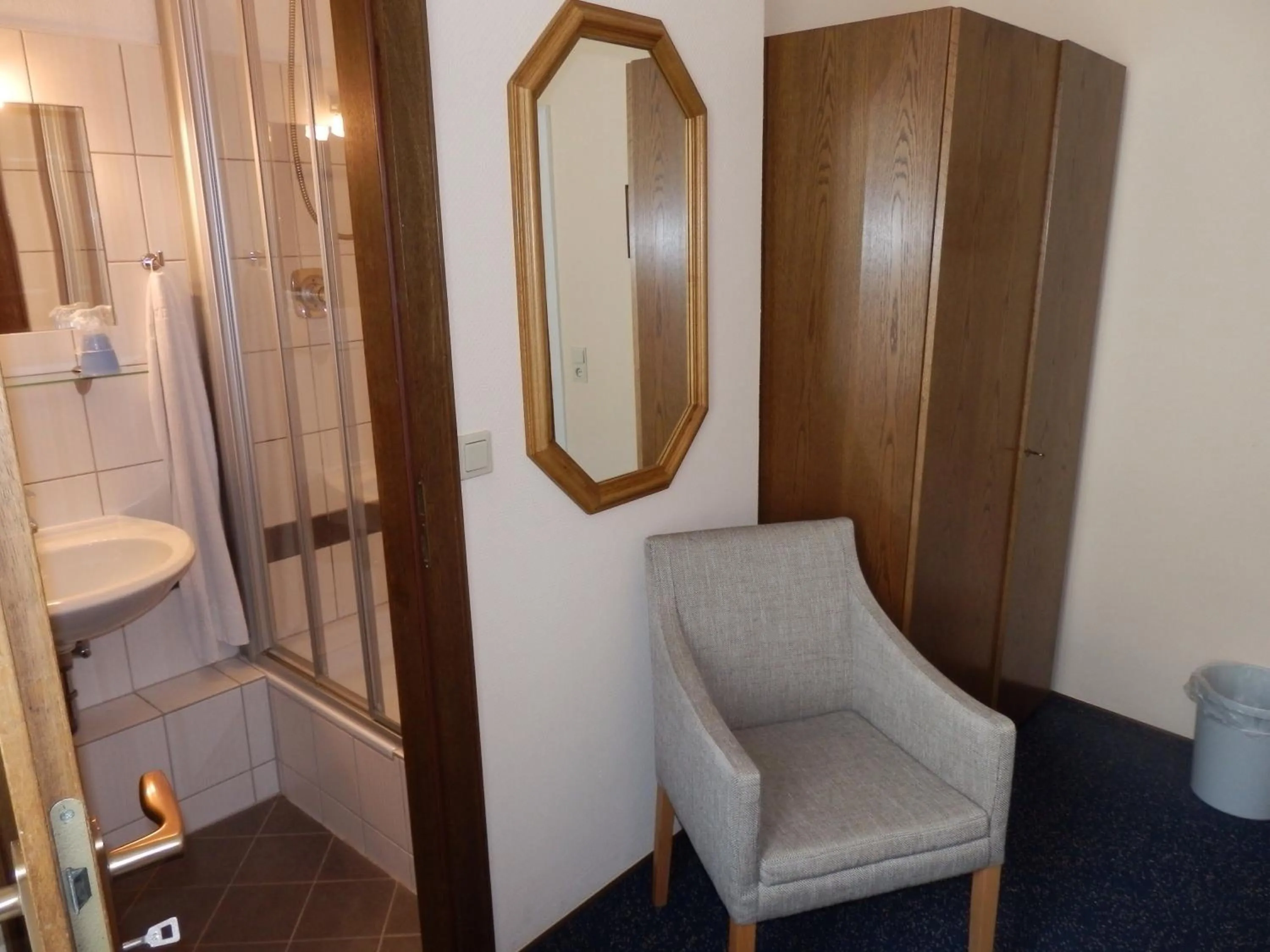 Small Single Room - single occupancy in Hotel Rheinischer Hof