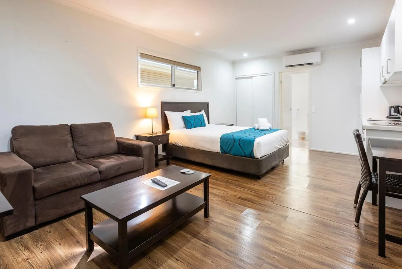 Photo of the whole room, Bed in Chinchilla Tourist Park