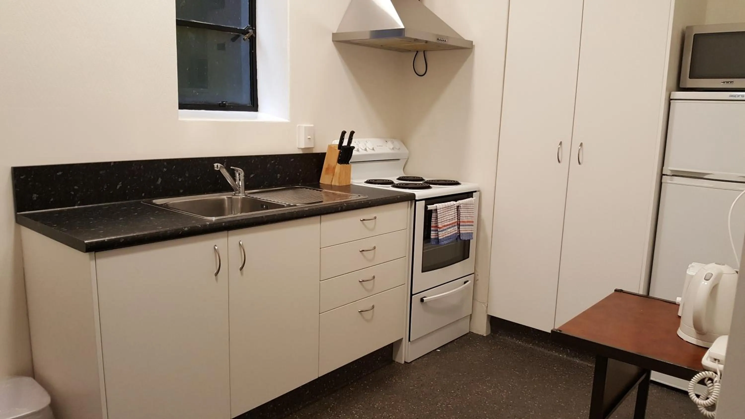 Kitchen or kitchenette in Law Courts Hotel