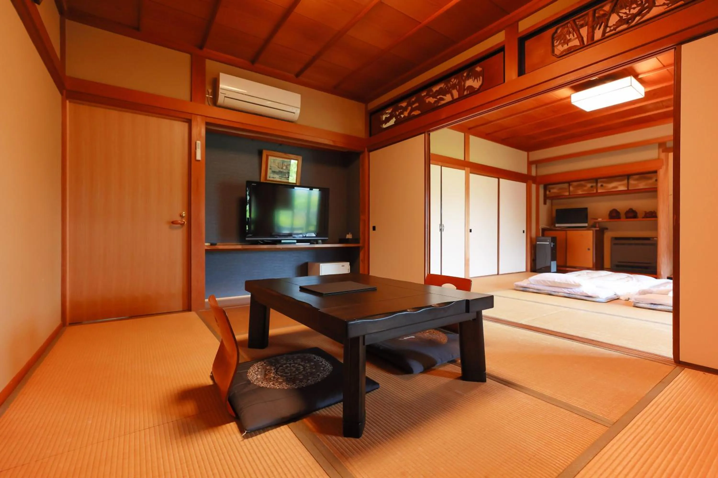 Photo of the whole room, Bed in Jinpuso