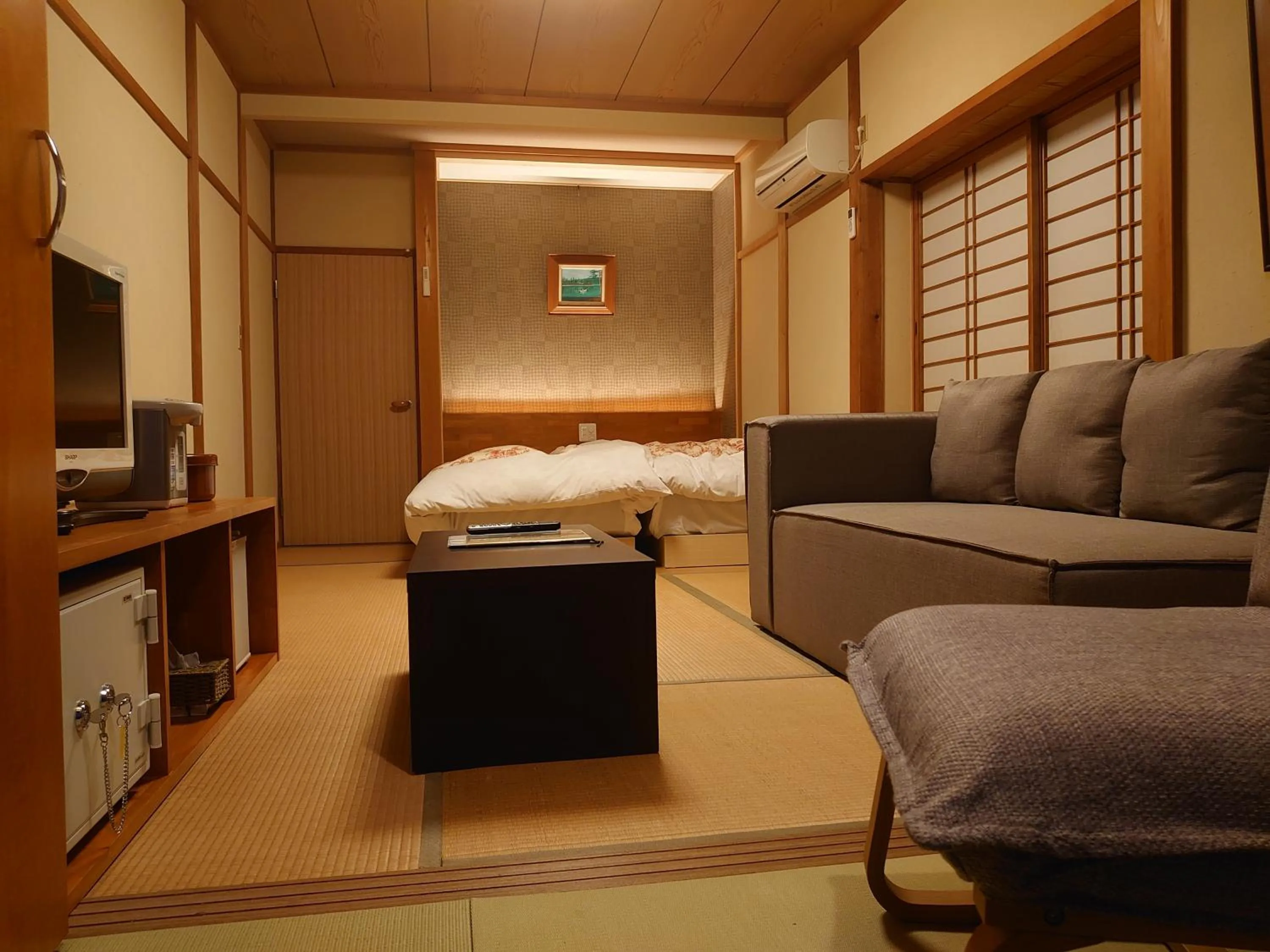 Photo of the whole room, Bed in Jinpuso