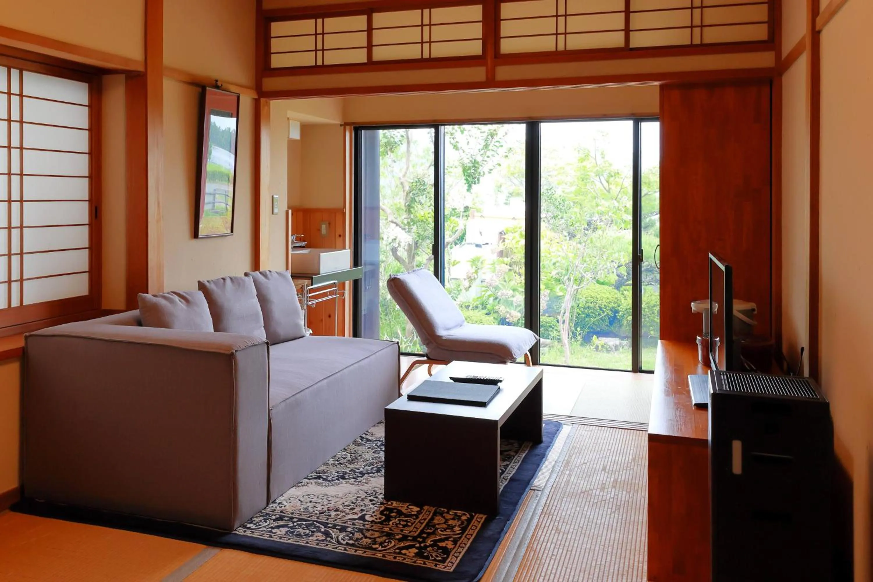 Photo of the whole room in Jinpuso