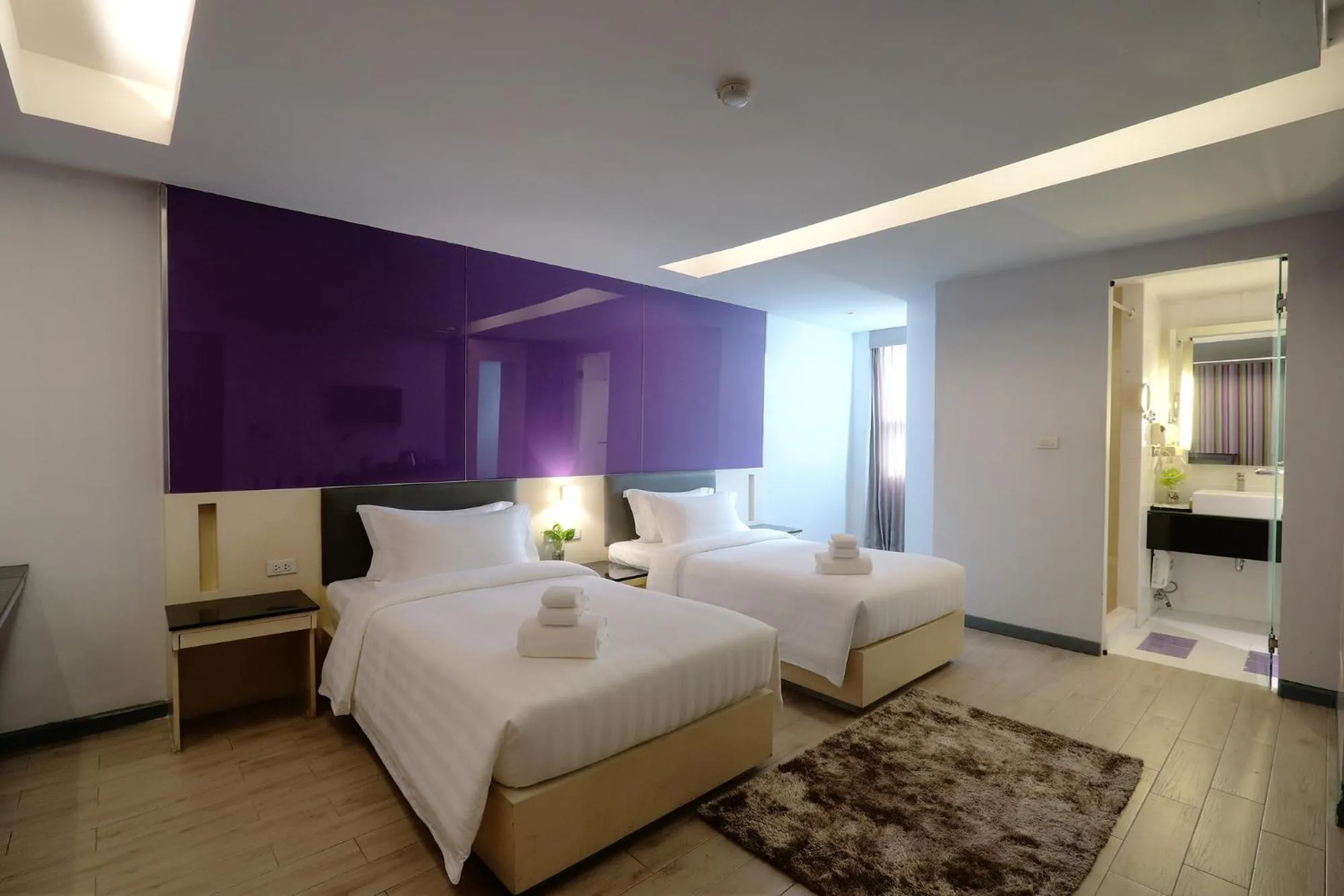 Photo of the whole room, Bed in Klassique Sukhumvit Hotel