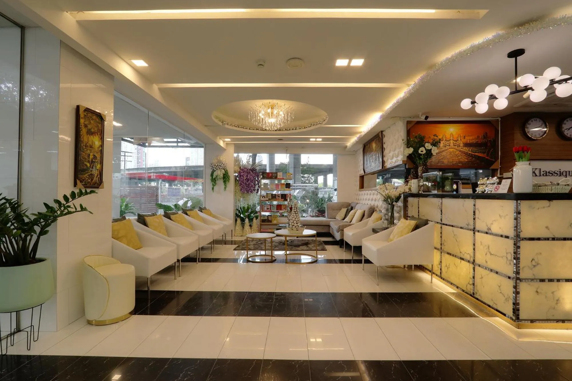 Seating area in Klassique Sukhumvit Hotel