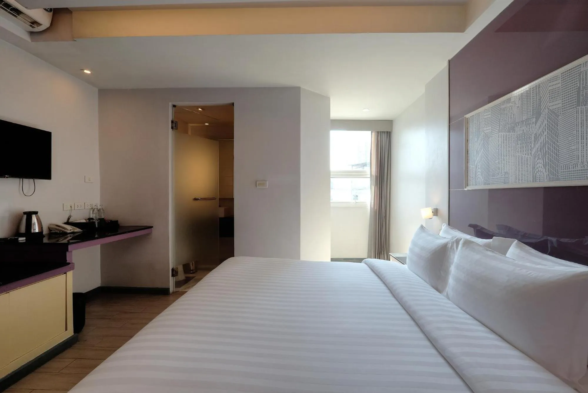 Bedroom, Bed in Klassique Sukhumvit Hotel