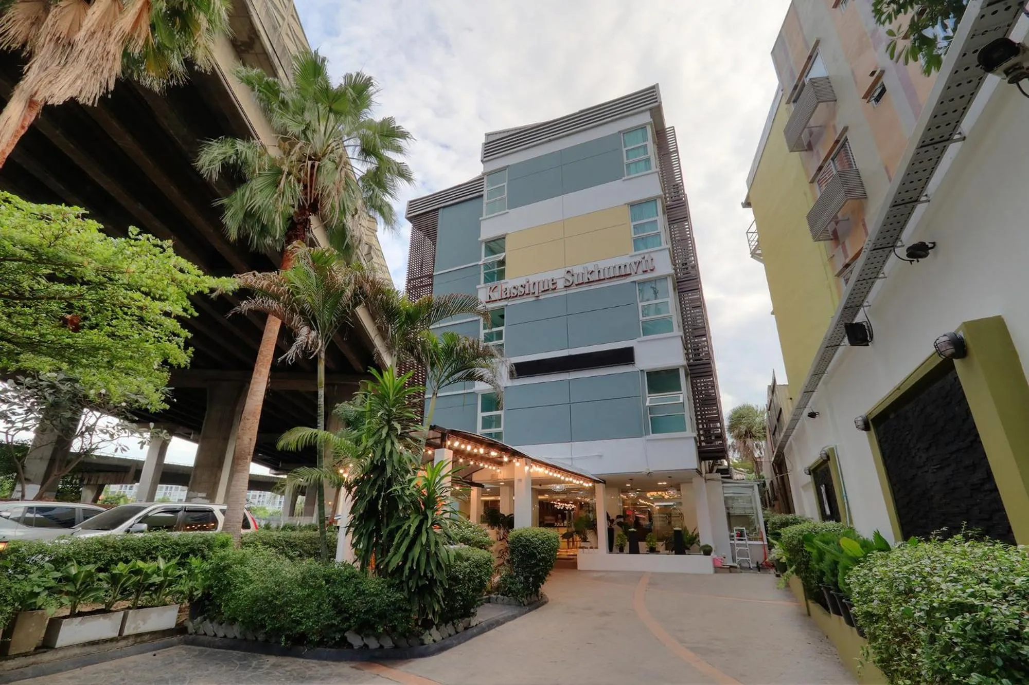 Property building in Klassique Sukhumvit Hotel