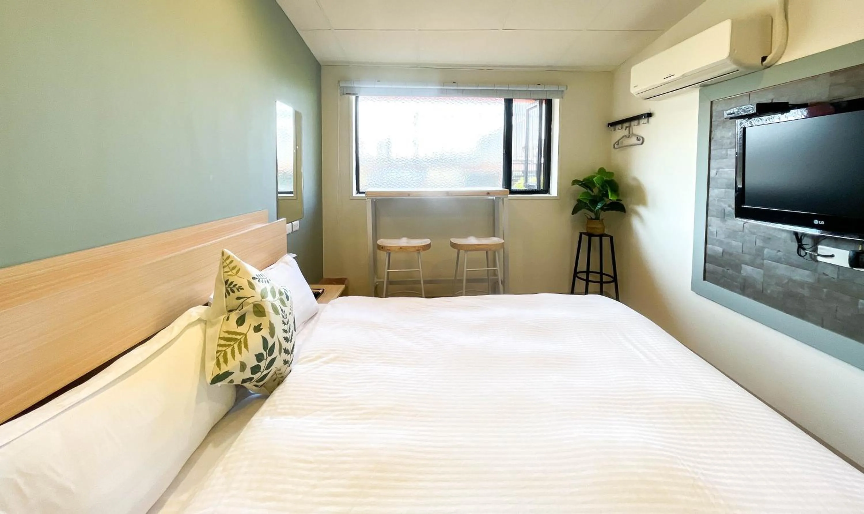 People, Bed in Cen Pin B&B