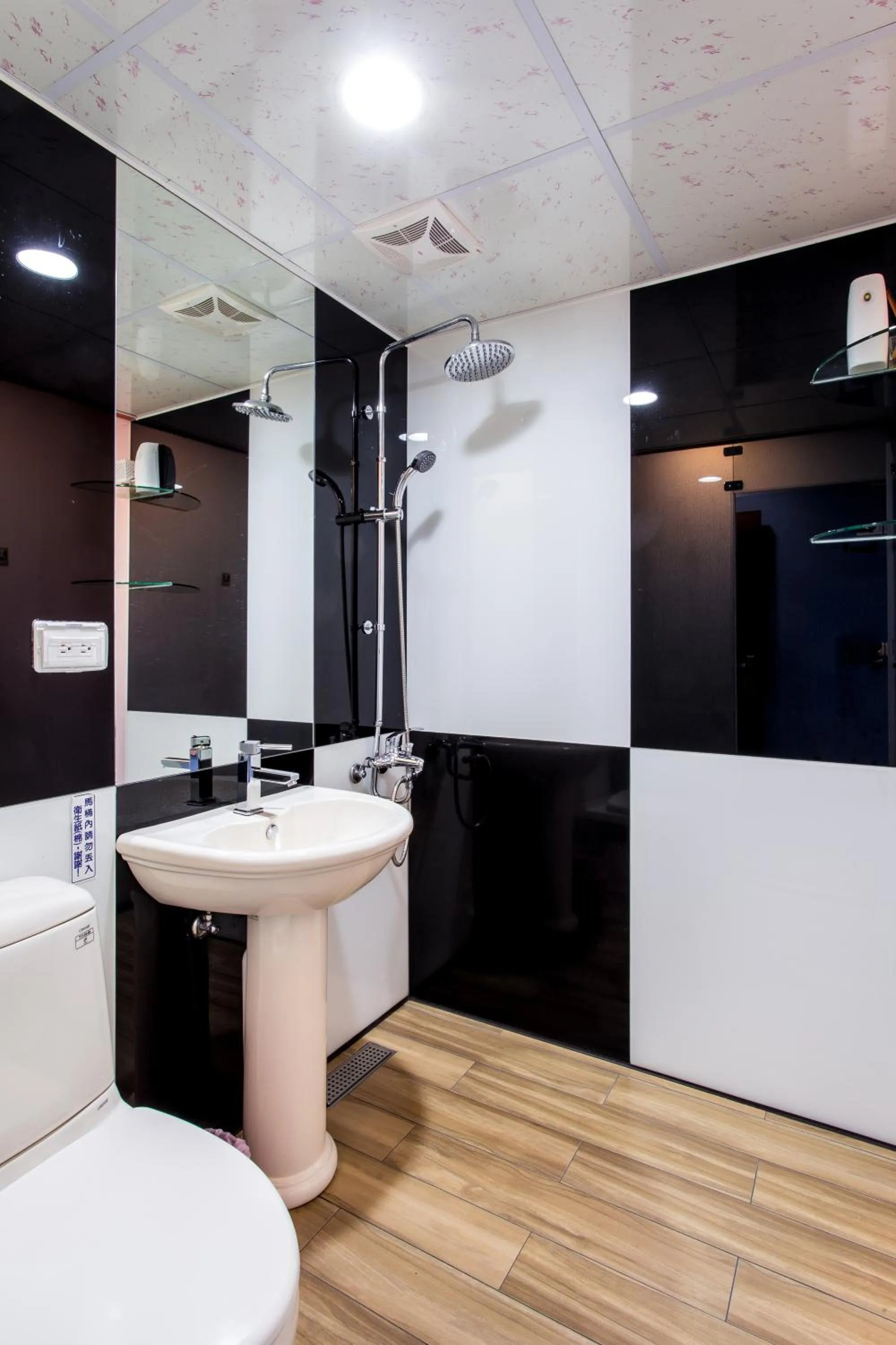 Shower in Cen Pin B&B