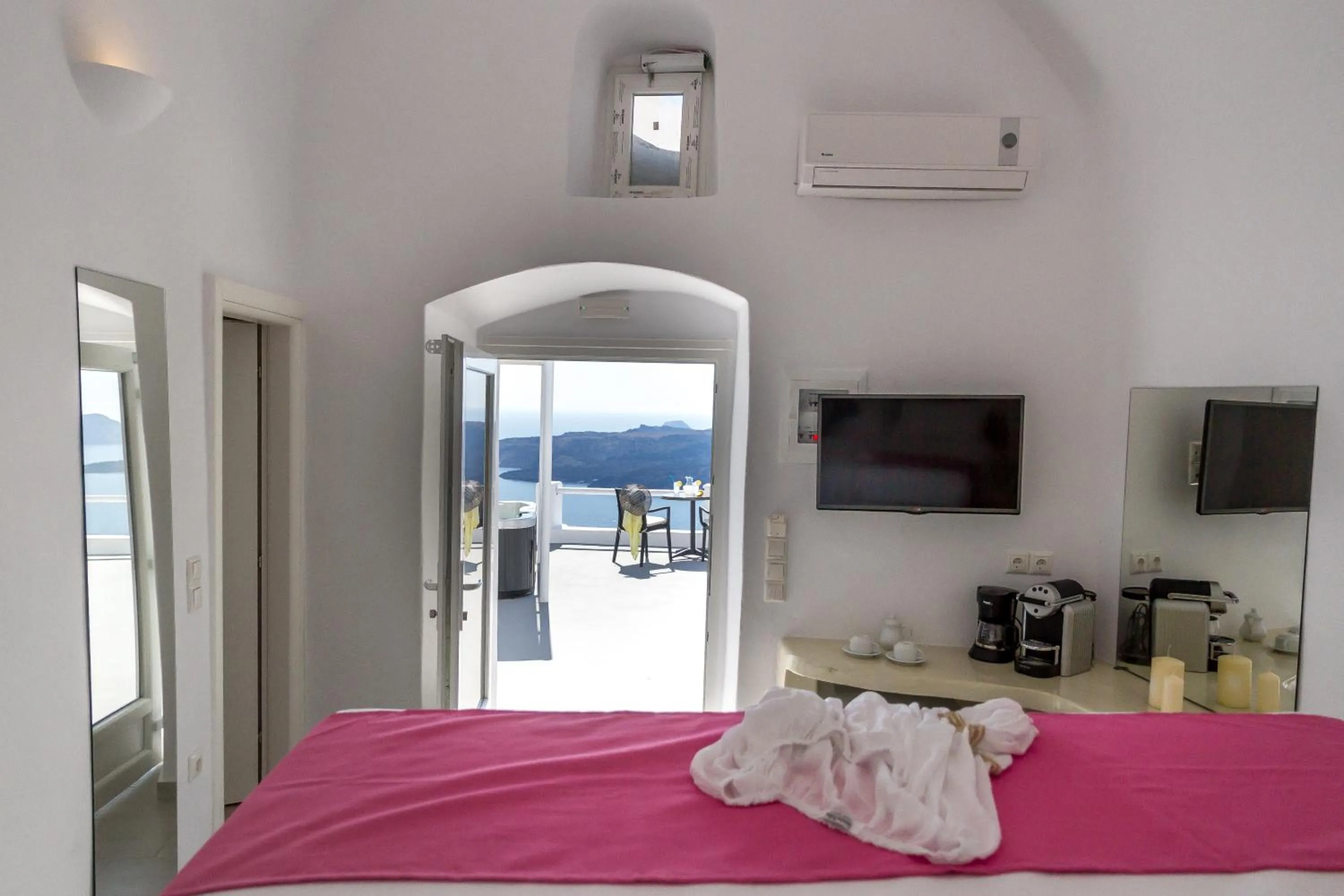 TV and multimedia, Bed in Asma Suites