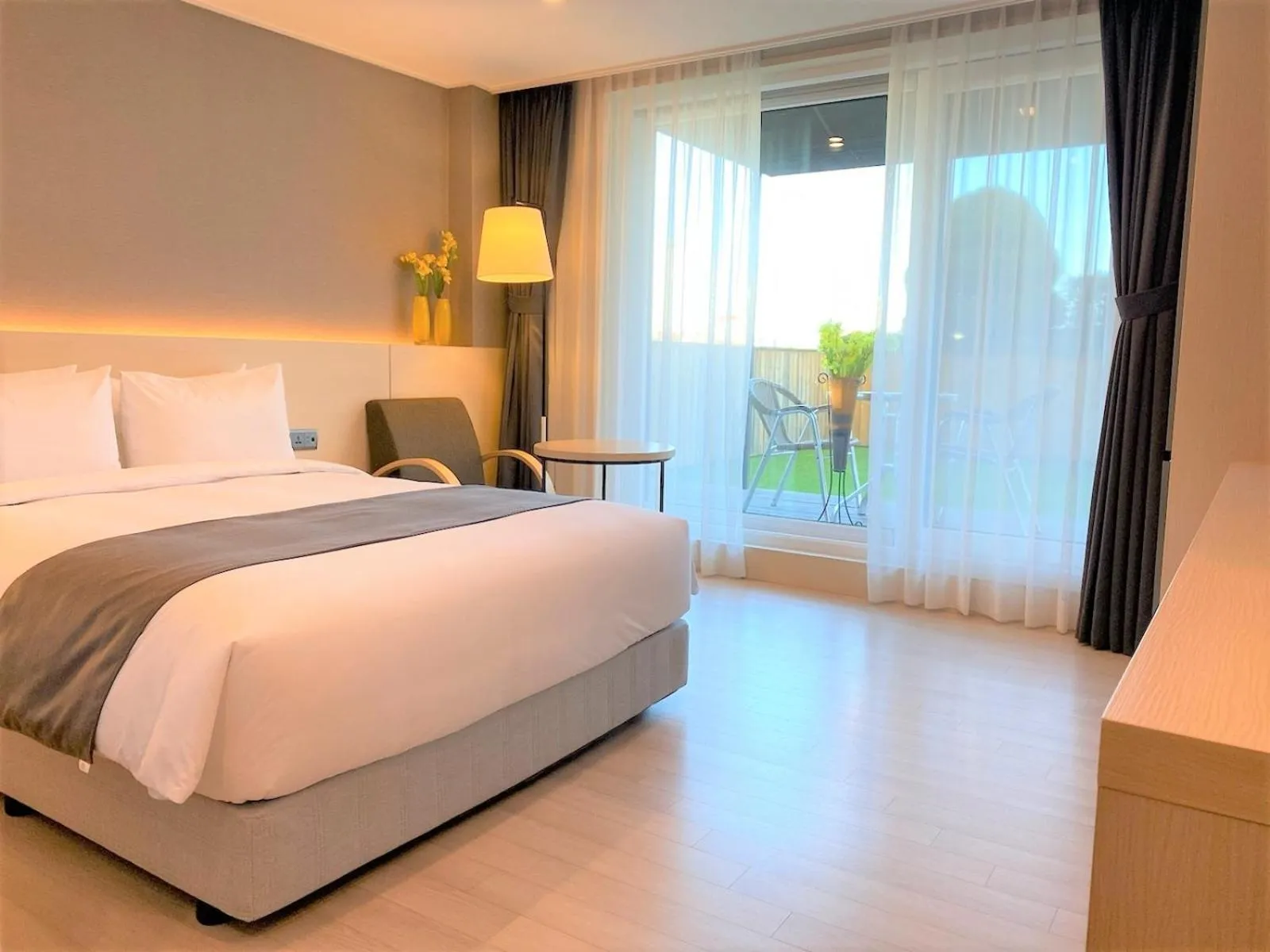Bedroom, Bed in New Donghae Tourist Hotel