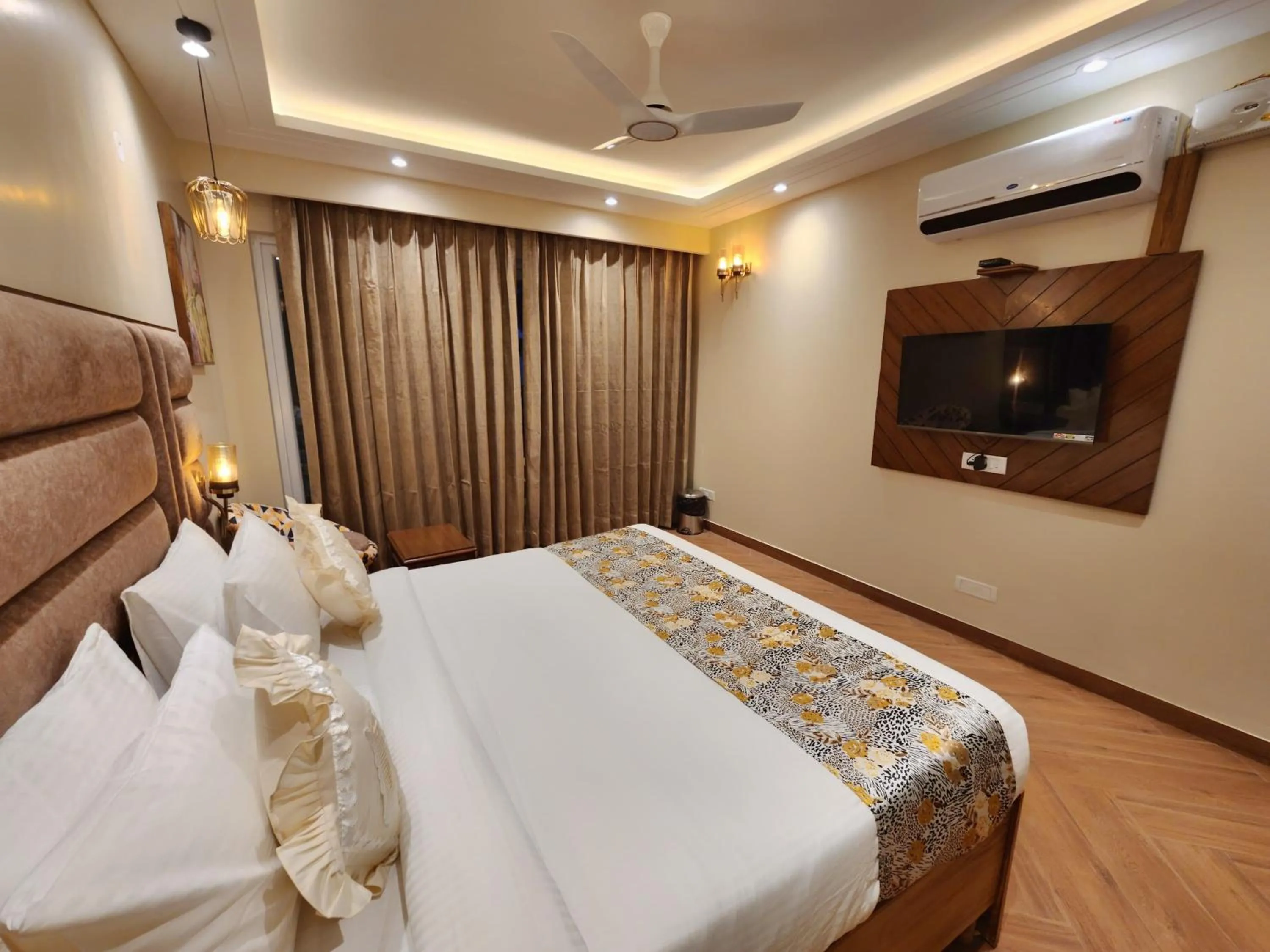 Bedroom, Bed in The Hamilton Kasauli