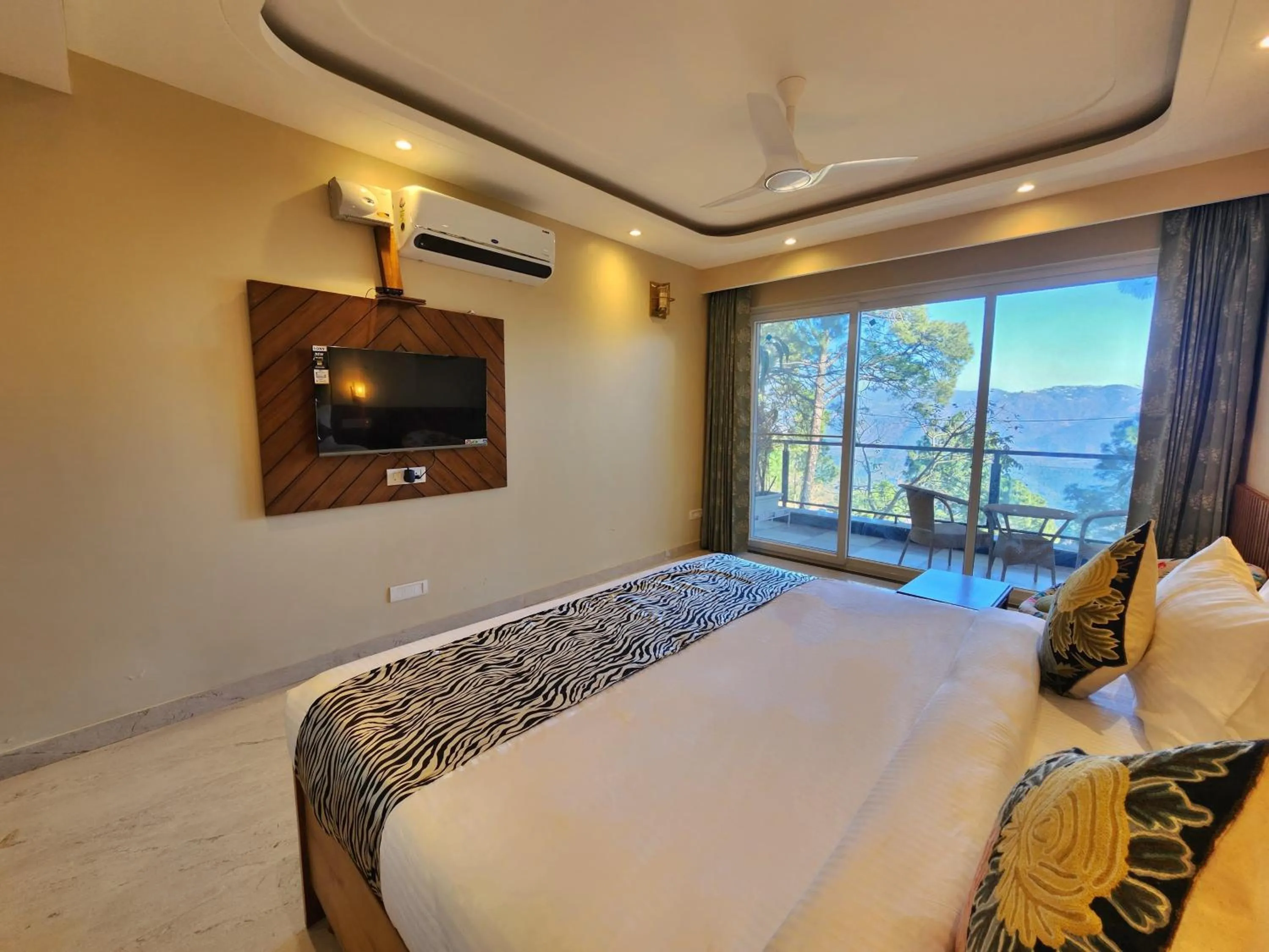 Photo of the whole room, Bed in The Hamilton Kasauli