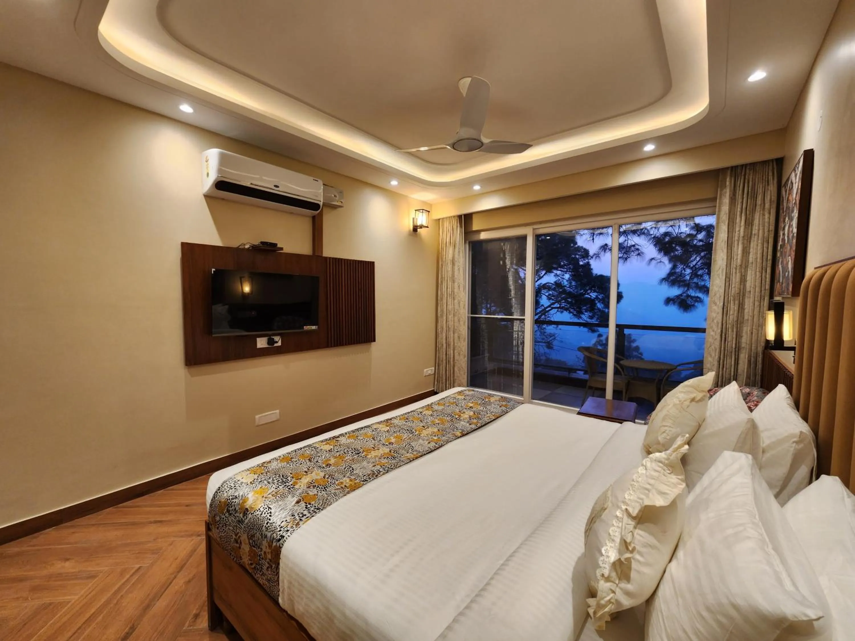 Photo of the whole room, Bed in The Hamilton Kasauli