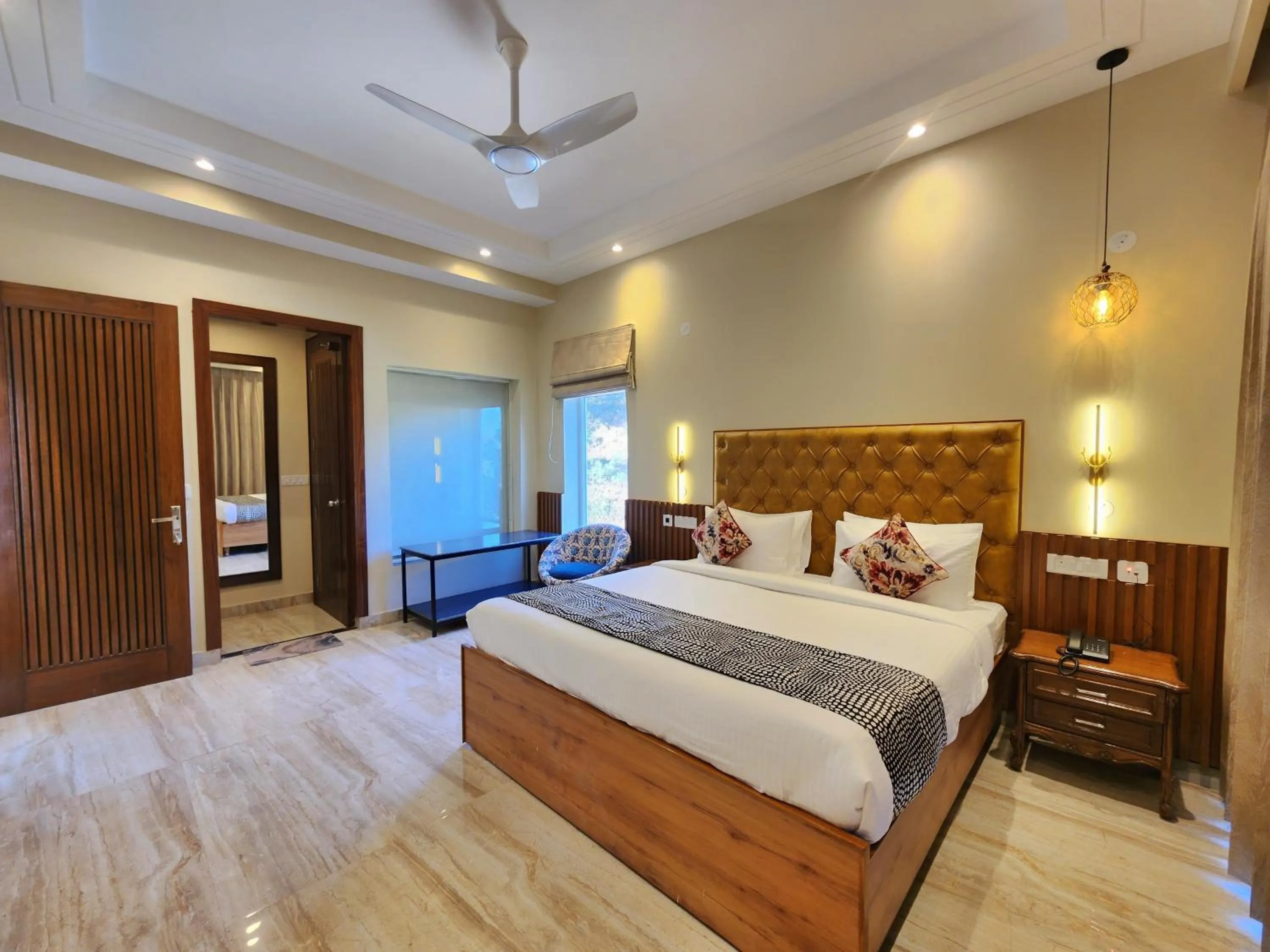 Photo of the whole room, Bed in The Hamilton Kasauli