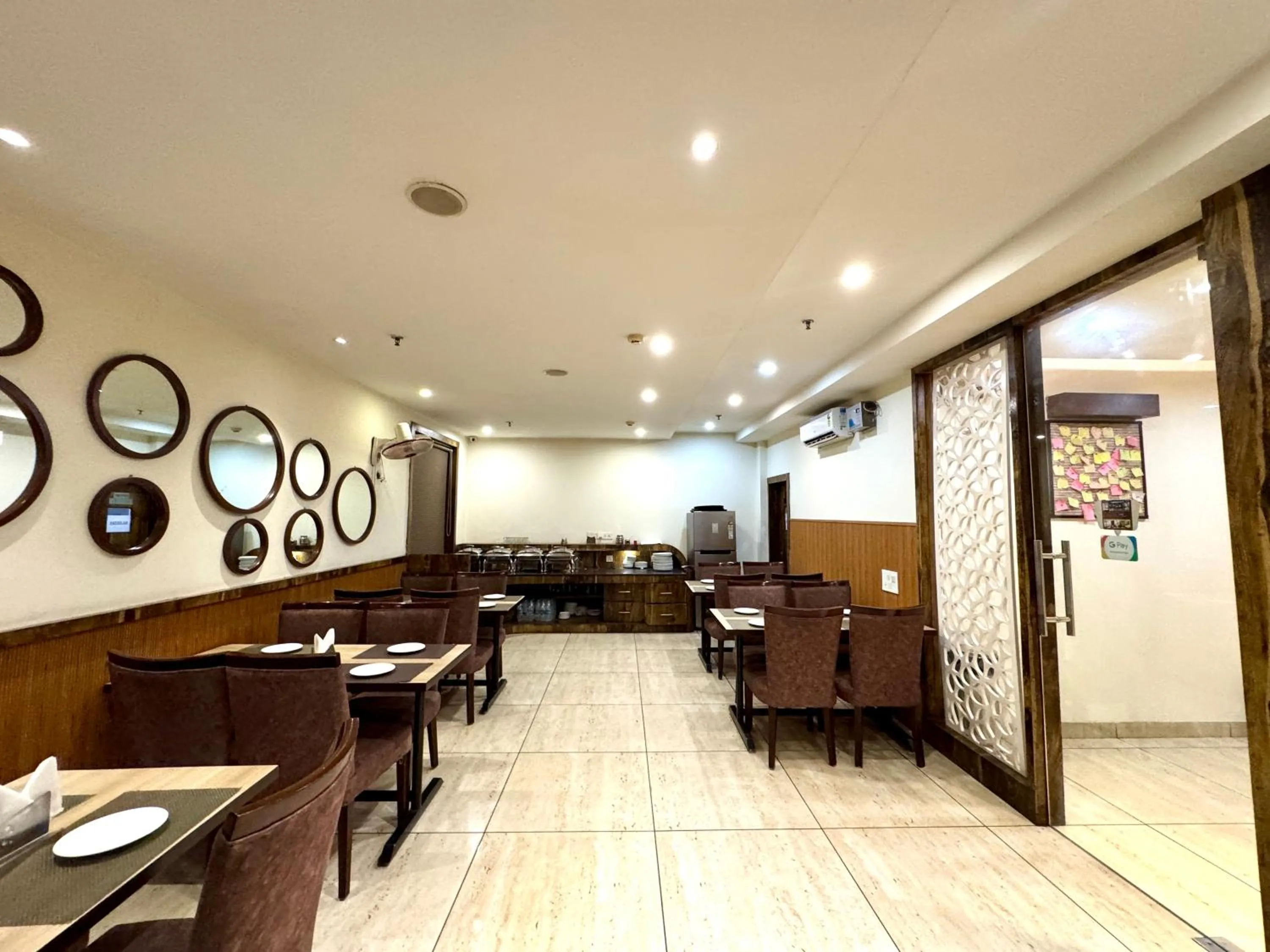 Restaurant/places to eat in Hotel Bahl Regency