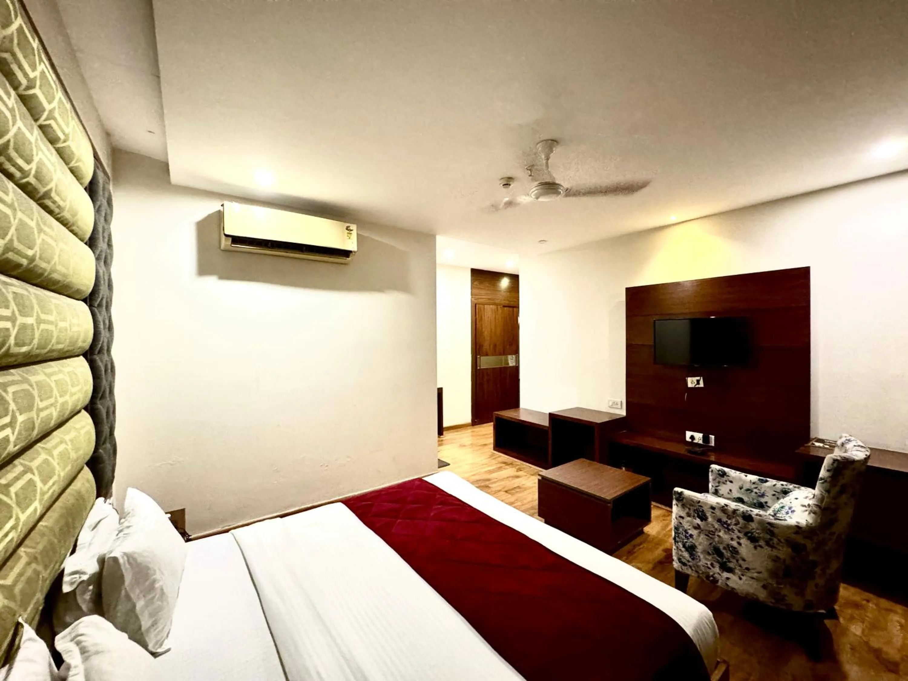 Restaurant/places to eat, Bed in Hotel Bahl Regency