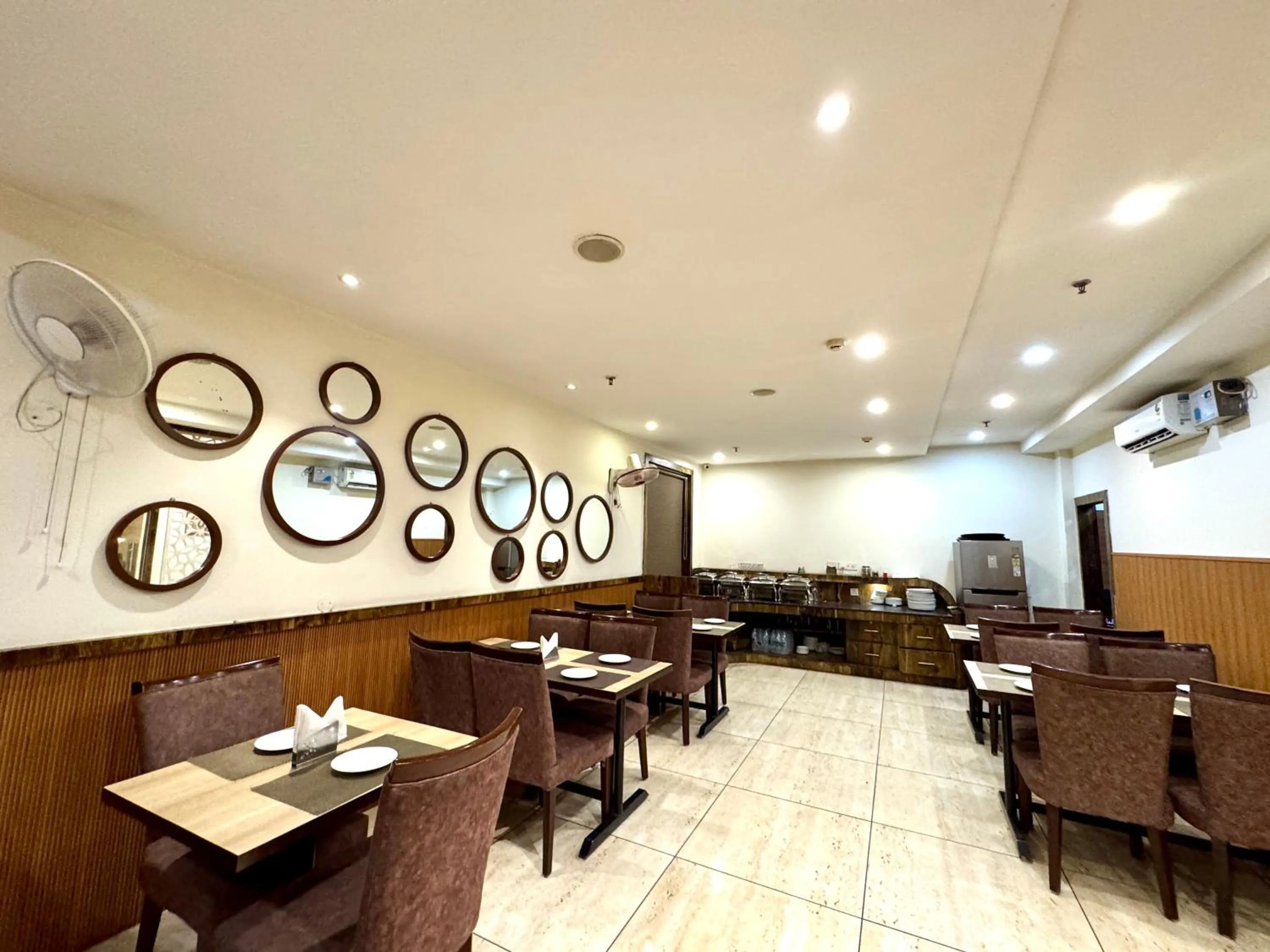 Restaurant/places to eat in Hotel Bahl Regency