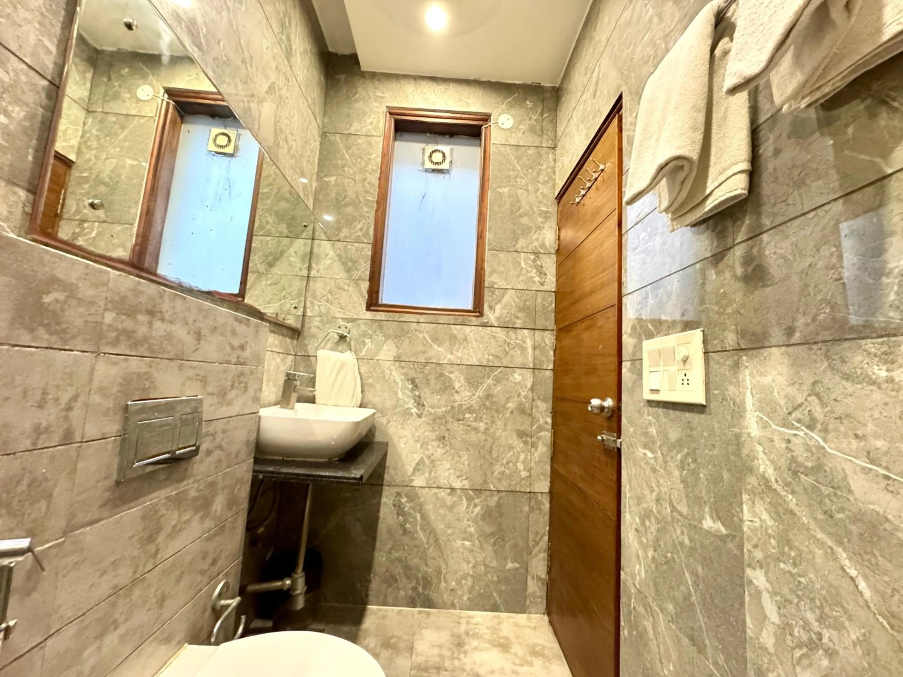 Toilet in Hotel Bahl Regency