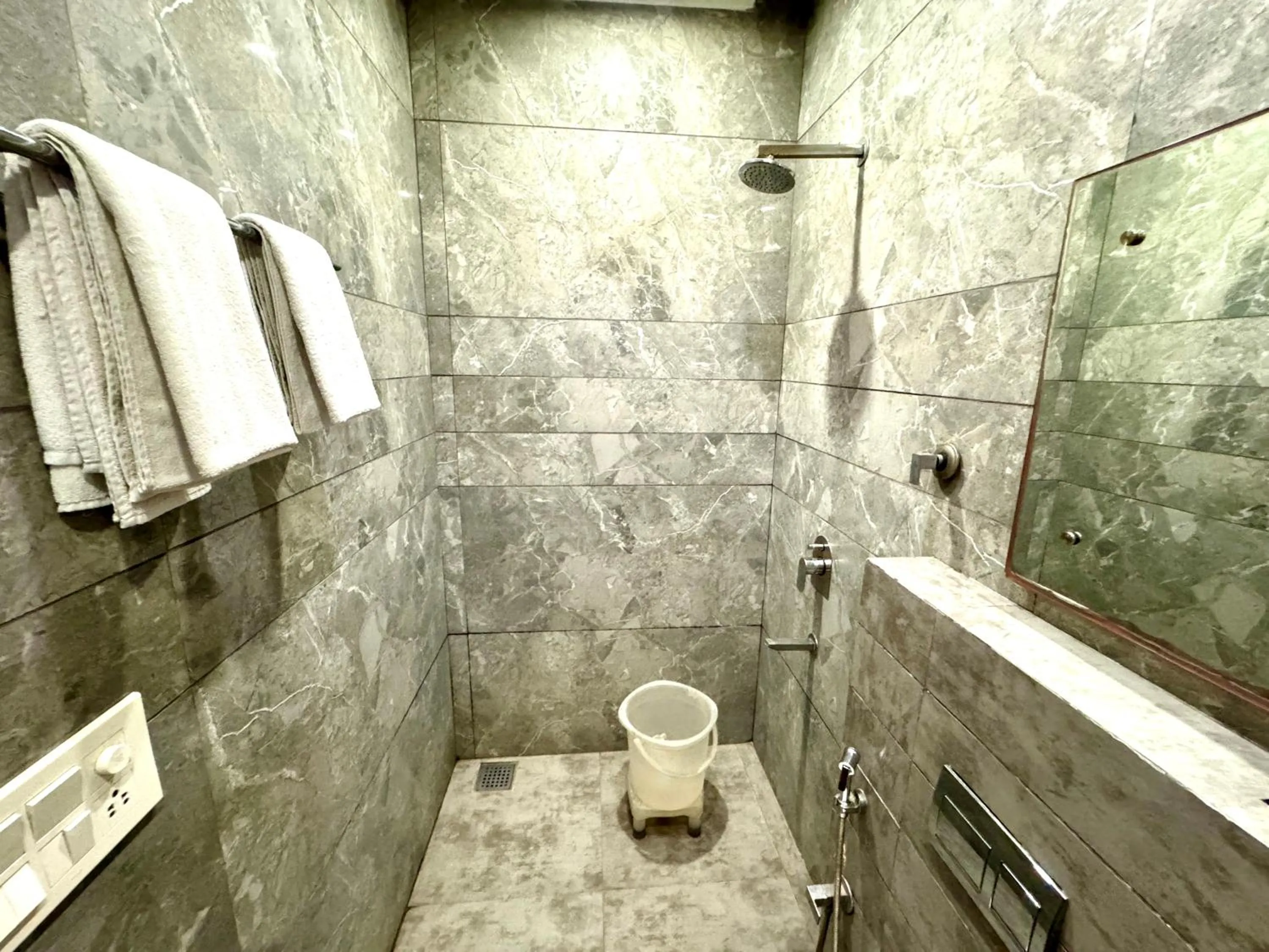 Toilet in Hotel Bahl Regency