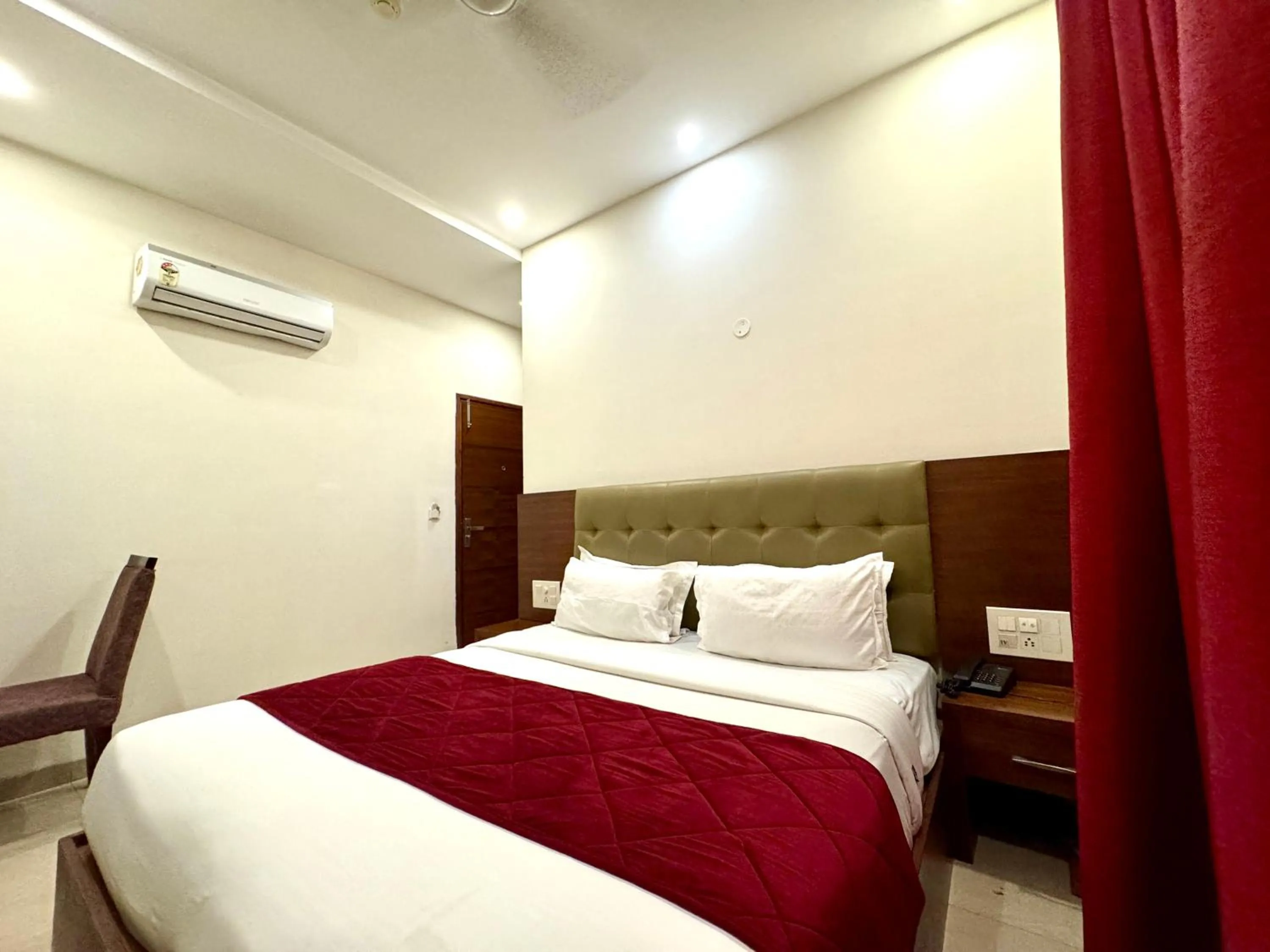 Bedroom, Bed in Hotel Bahl Regency