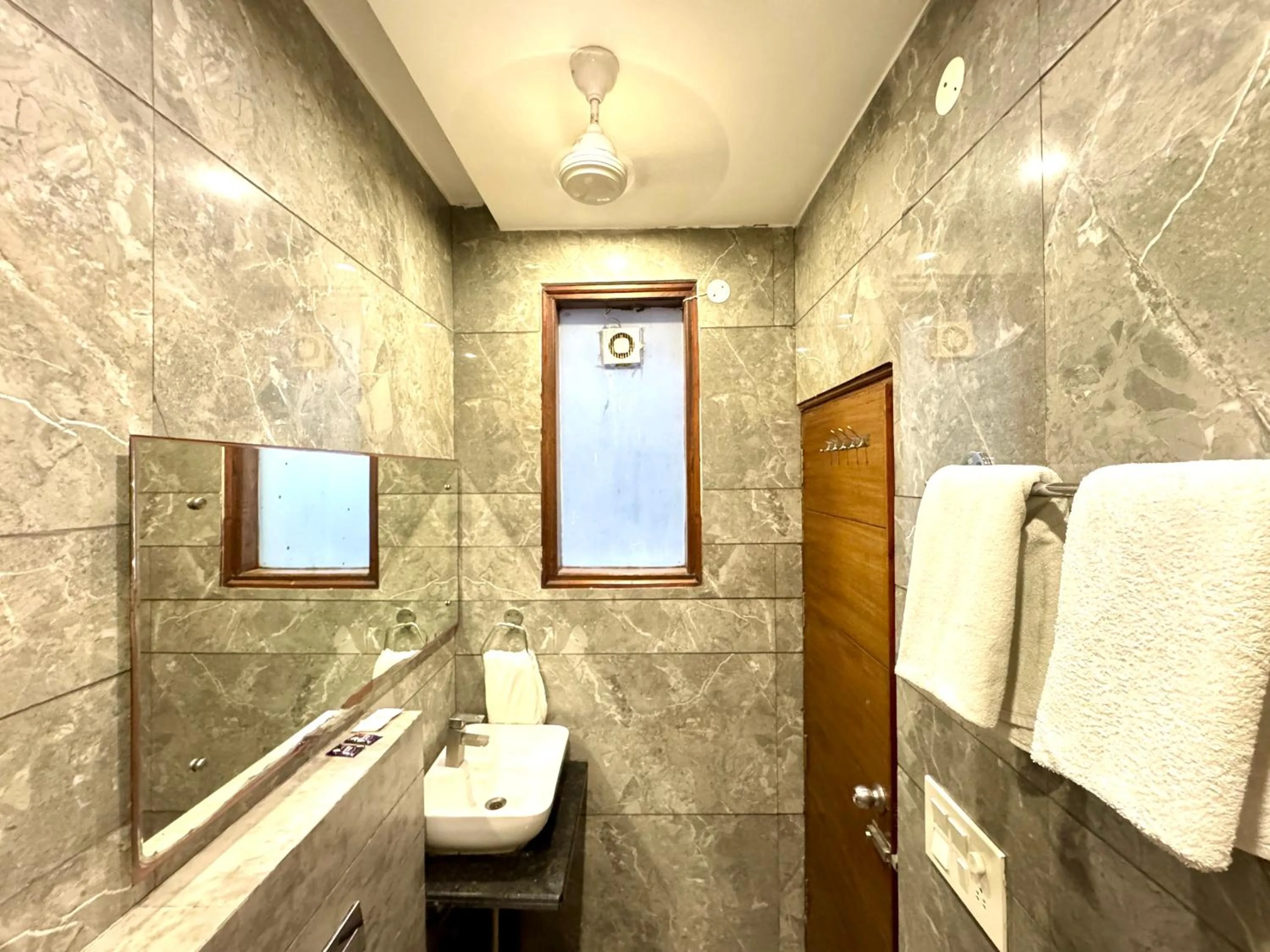 Toilet in Hotel Bahl Regency