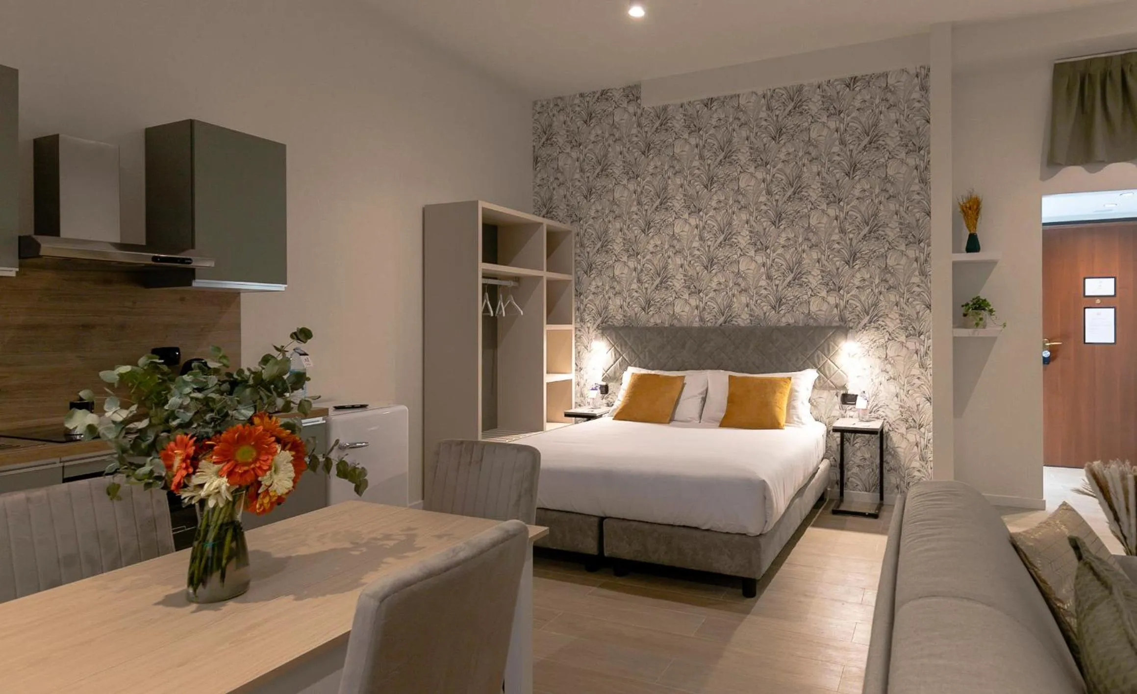 Kitchen or kitchenette, Bed in Aiello Hotels - CityLife Apartments