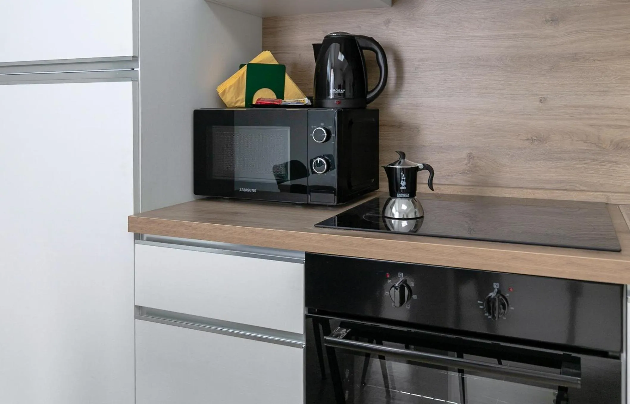 microwave in Aiello Hotels - CityLife Apartments