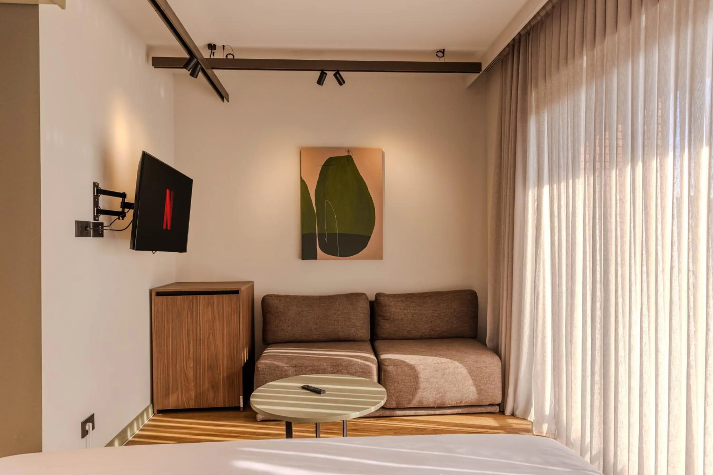 Seating area, Bed in Si Hotel Tirana