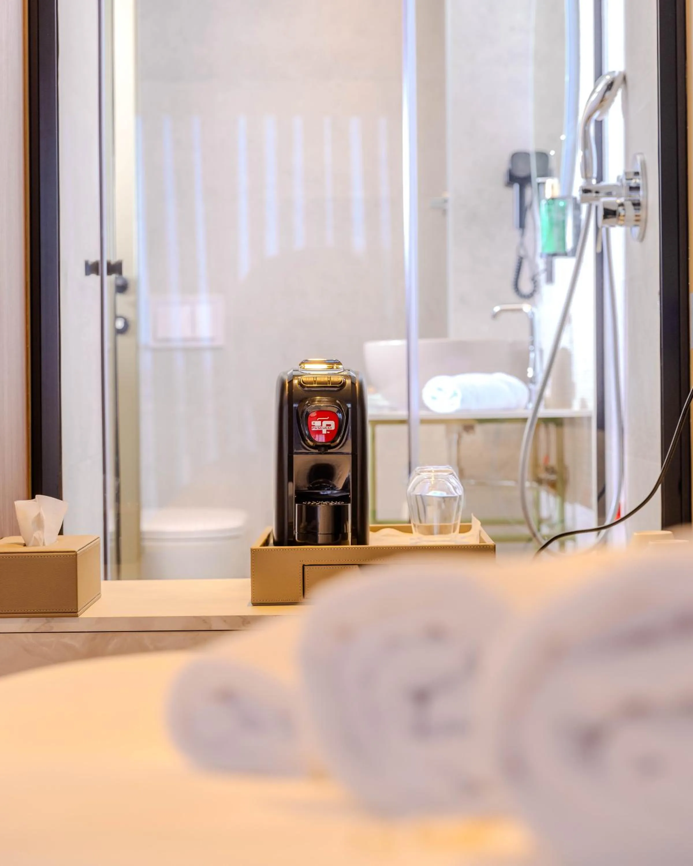 Shower, Bed in Si Hotel Tirana