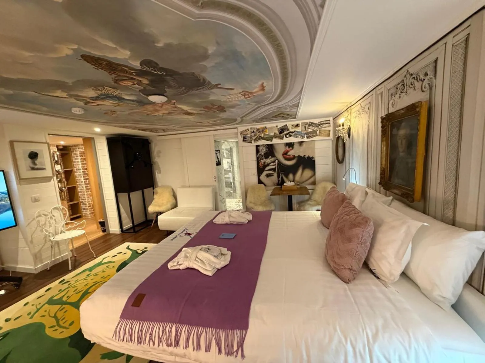 Photo of the whole room, Bed in Snow Lodge Hotel Courchevel 1850